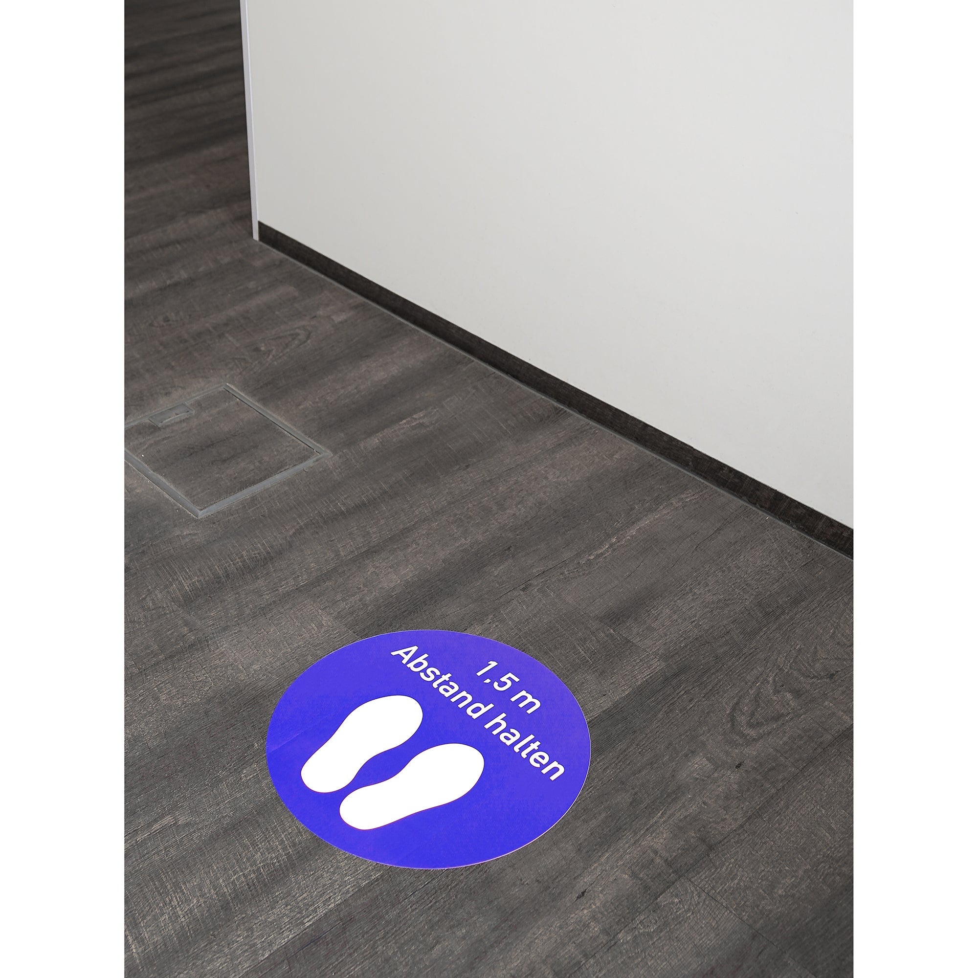 Blauer Fußbodenaufkleber 400x400 mm mit Abstand halten Aufdruck, rund, für soziale Distanz auf dem Boden.