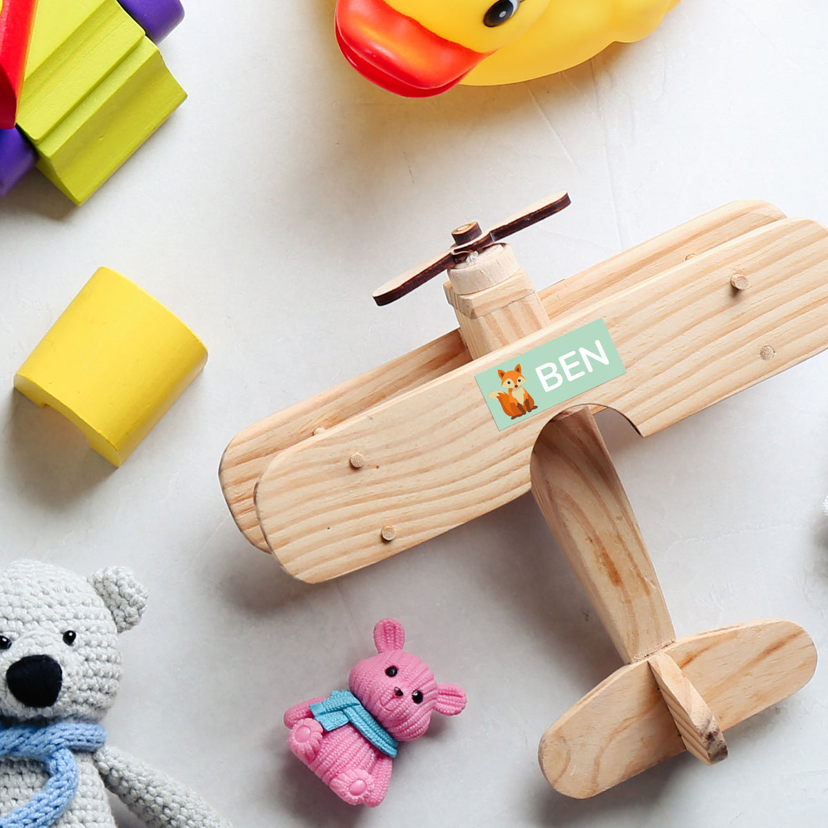 Kleine zweizeilige Namensaufkleber für Kinder, 30 Stück, 30x13 mm, mit bunten Designs auf Aufkleberdrucker.de