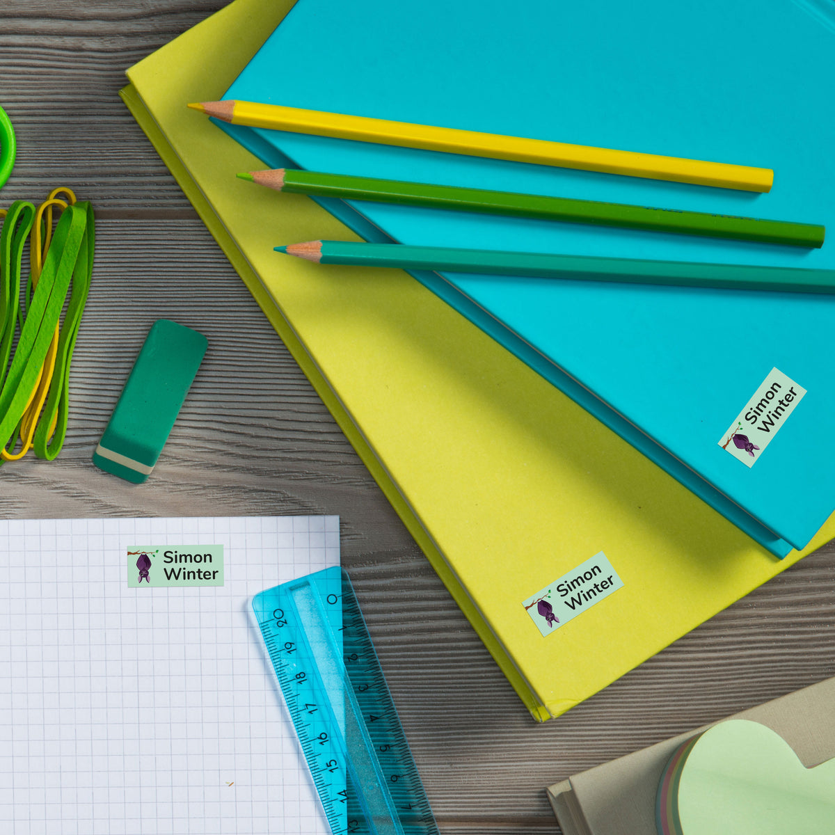 Kleine zweizeilige Kinder-Namensaufkleber, 30 Stück, 30x13 mm, aufkleberdrucker.de, bunte Aufkleber mit Namen