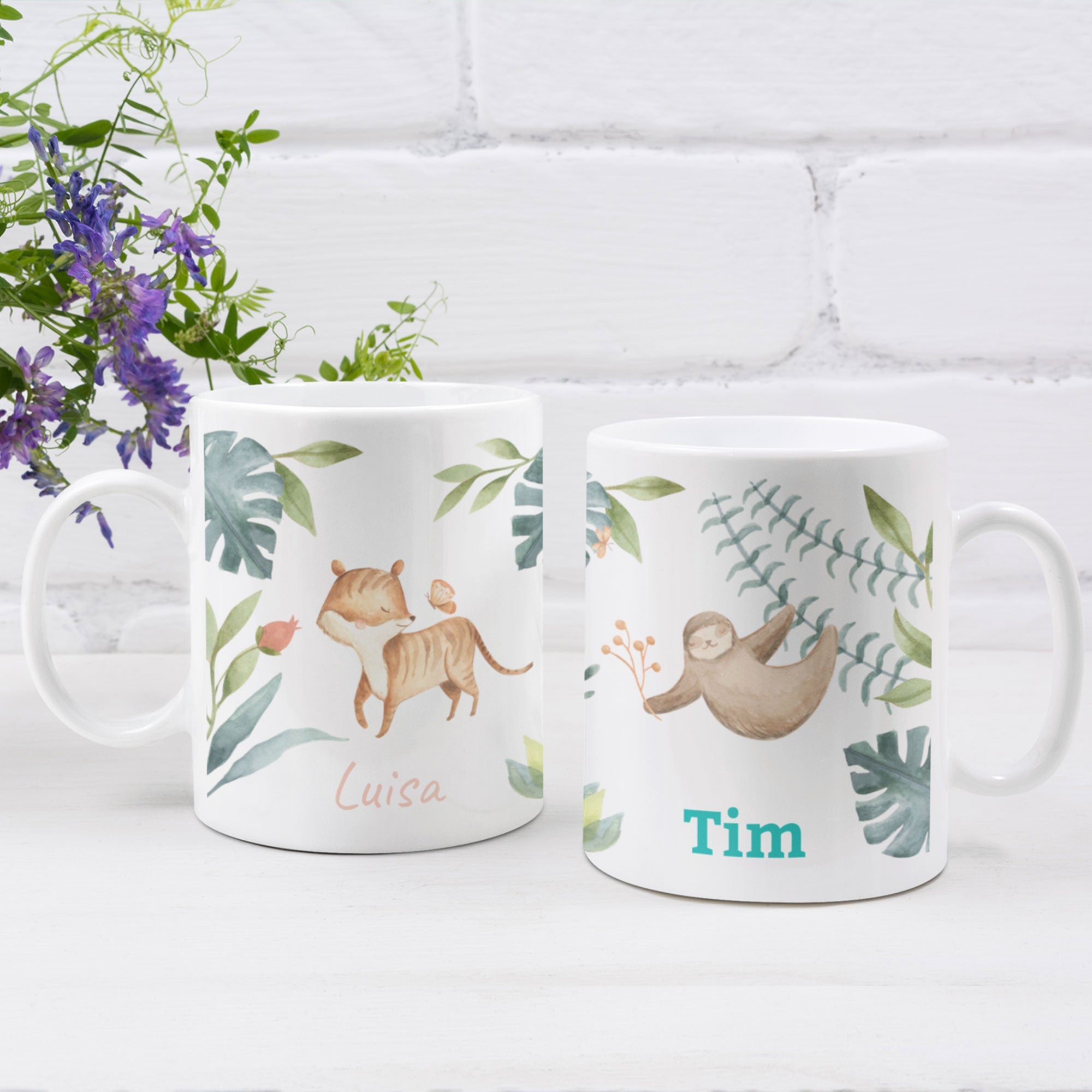 Personalisierte Kindertasse mit Namen, mit bunten Aquarell-Dschungelmotiven, für Kinder, von aufkleberdrucker.de