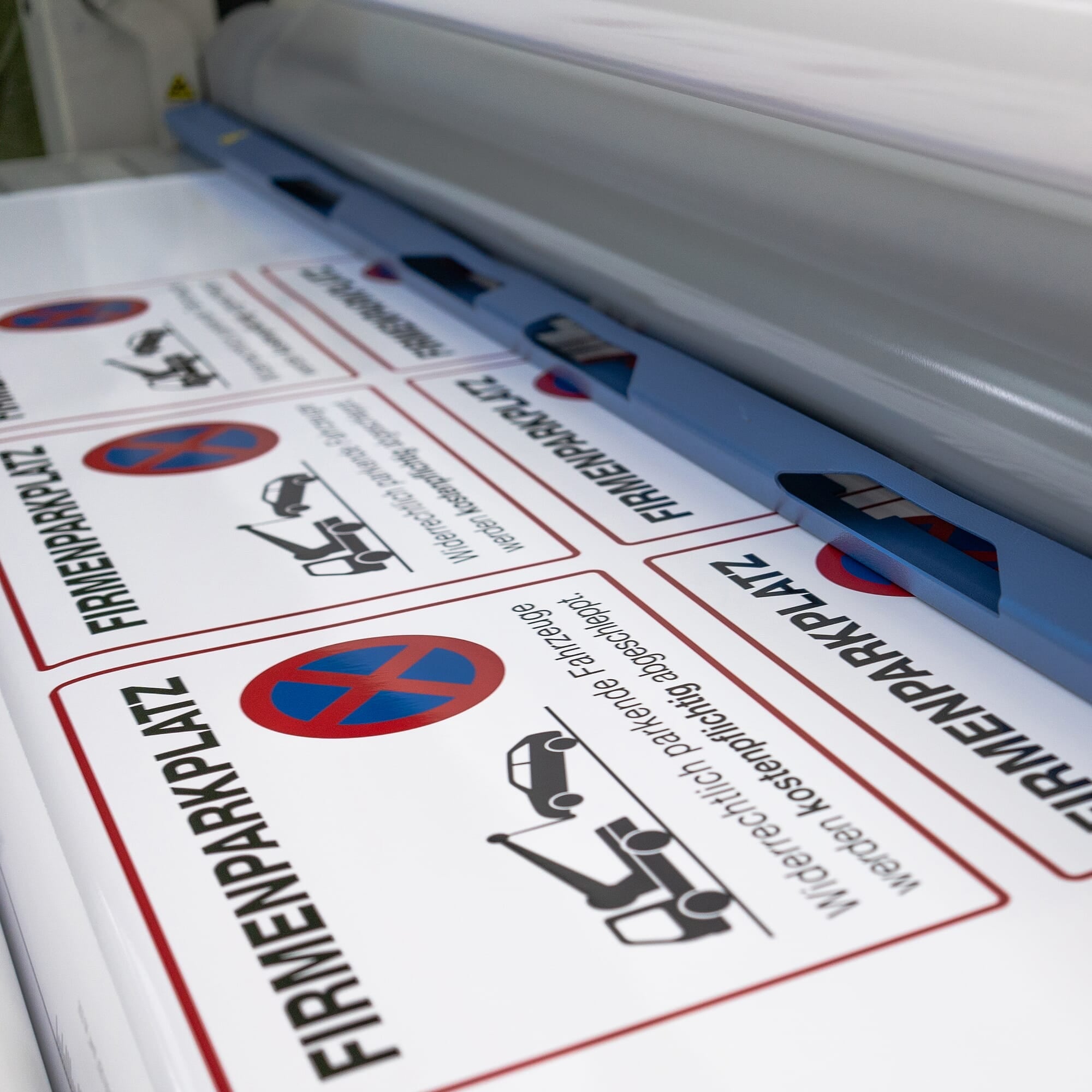 Drei weiße PRIVATWEG Aufkleber mit Durchgang Verbot, 300x200 mm, auf laminiertem Folienmaterial, für Privatwege.
