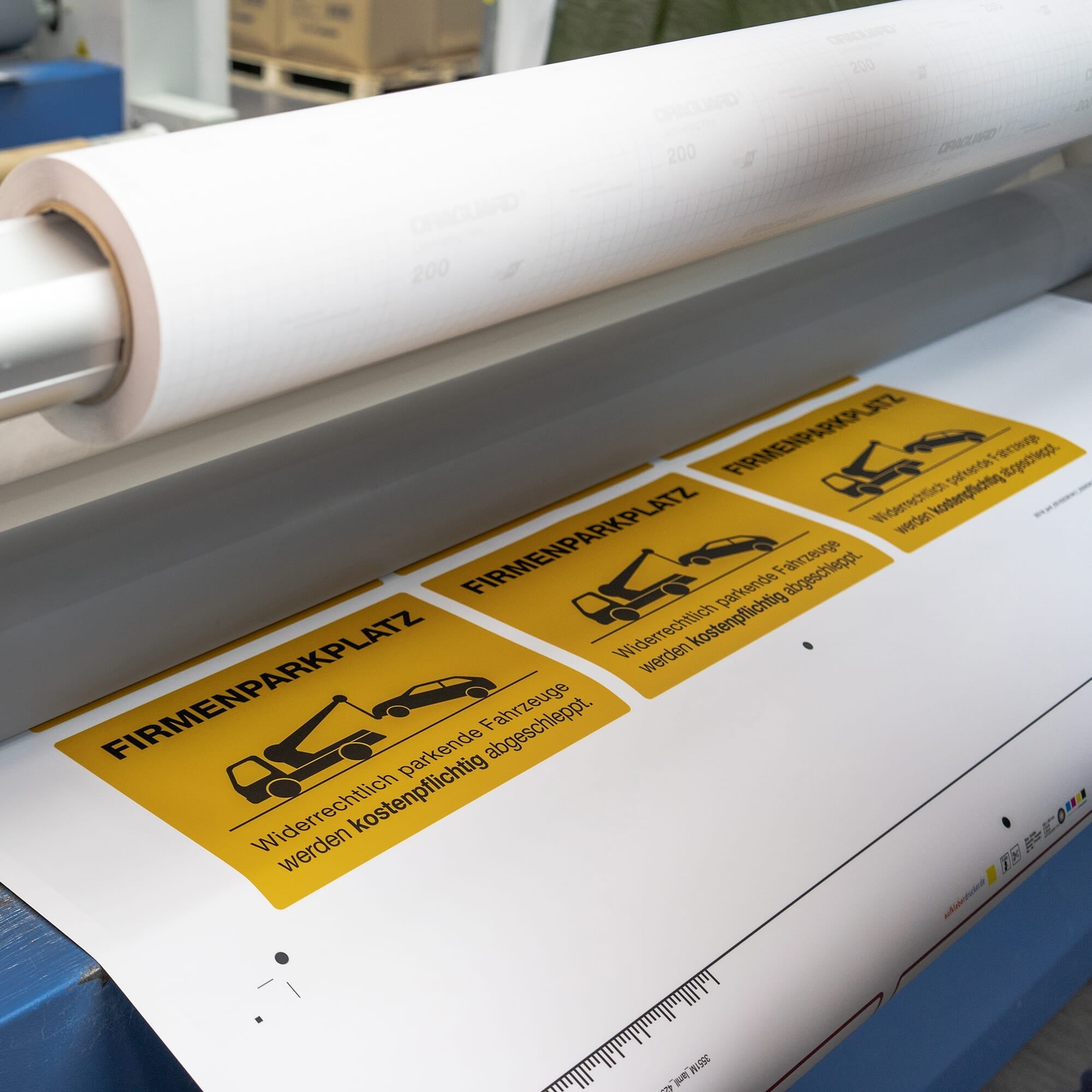 Drei signalgelbe Aufkleber PRIVATWEG – DURCHGANG VERBOTEN, 300x200 mm, mit Folienlaminat für wetterfeste Anwendung