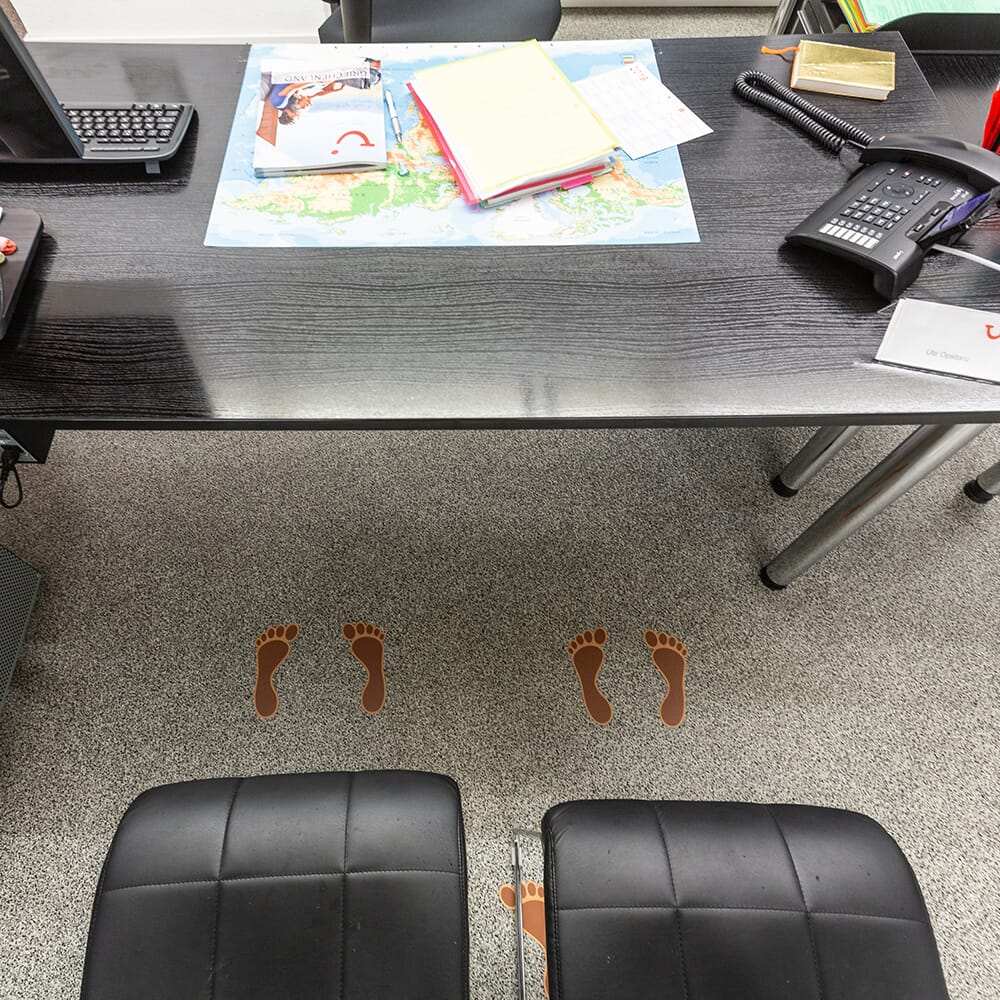 Fußbodenaufkleber mit bunten Bodenaufkleber-Designs auf Vinyl für den Innenbereich, sichtbar auf dem Boden verlegt.