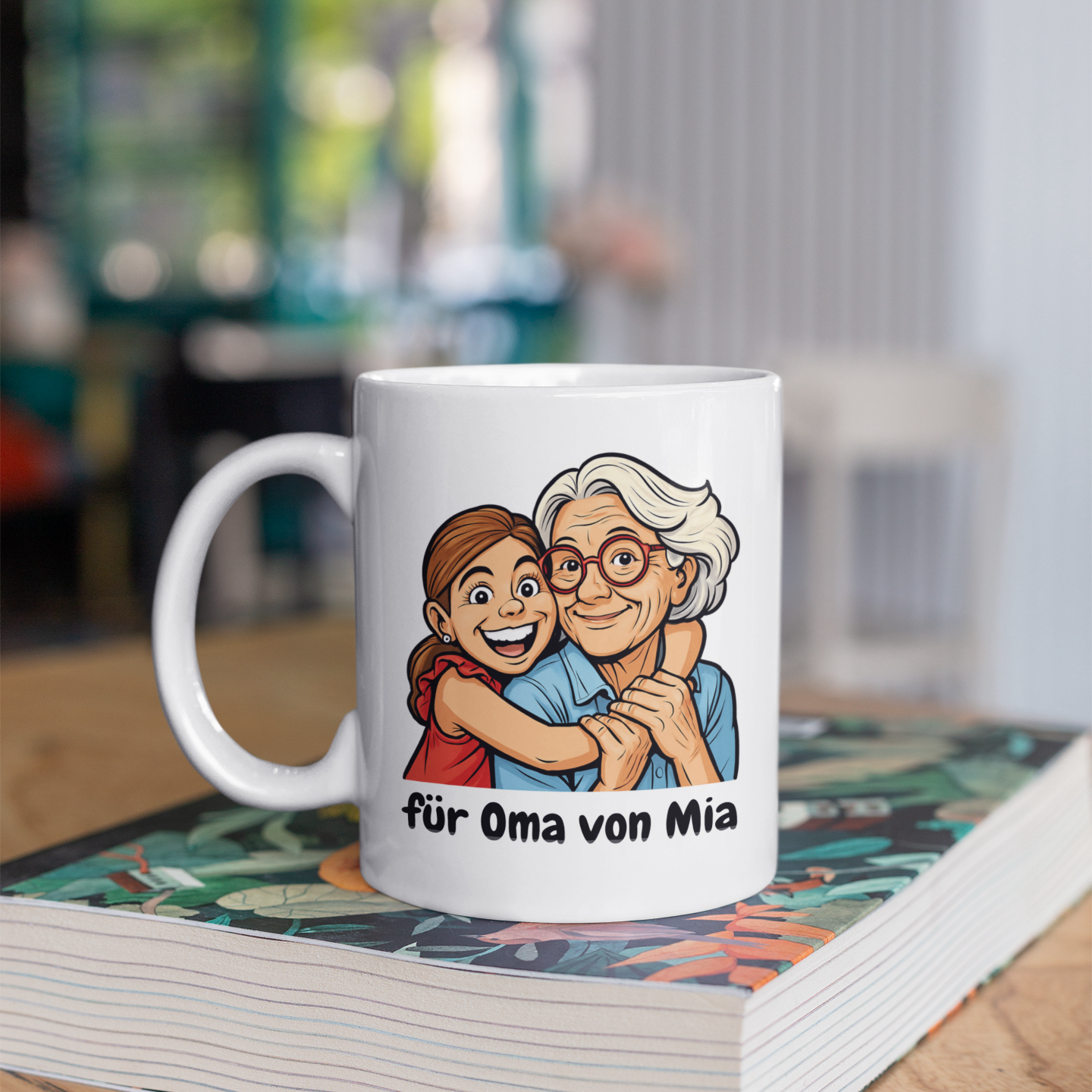 Personalisierte Keramiktasse mit Namen und Karikatur, weiße Tasse mit buntem Comic-Design, ideal als Geschenk.