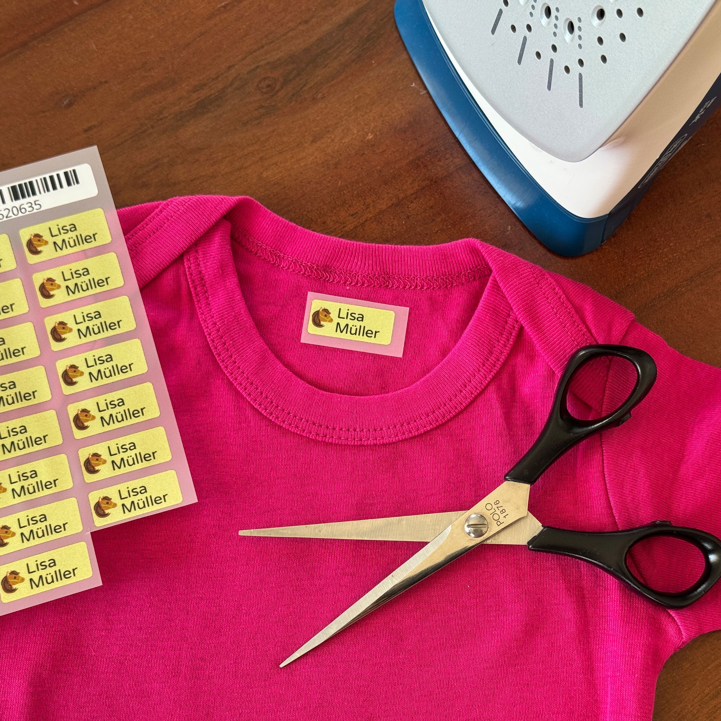 Bügeleitetiketten für Kinder, 30x13 mm, 225 Stück zum Aufbügeln, mit bunten Motiven und Namen für Kleidung.
