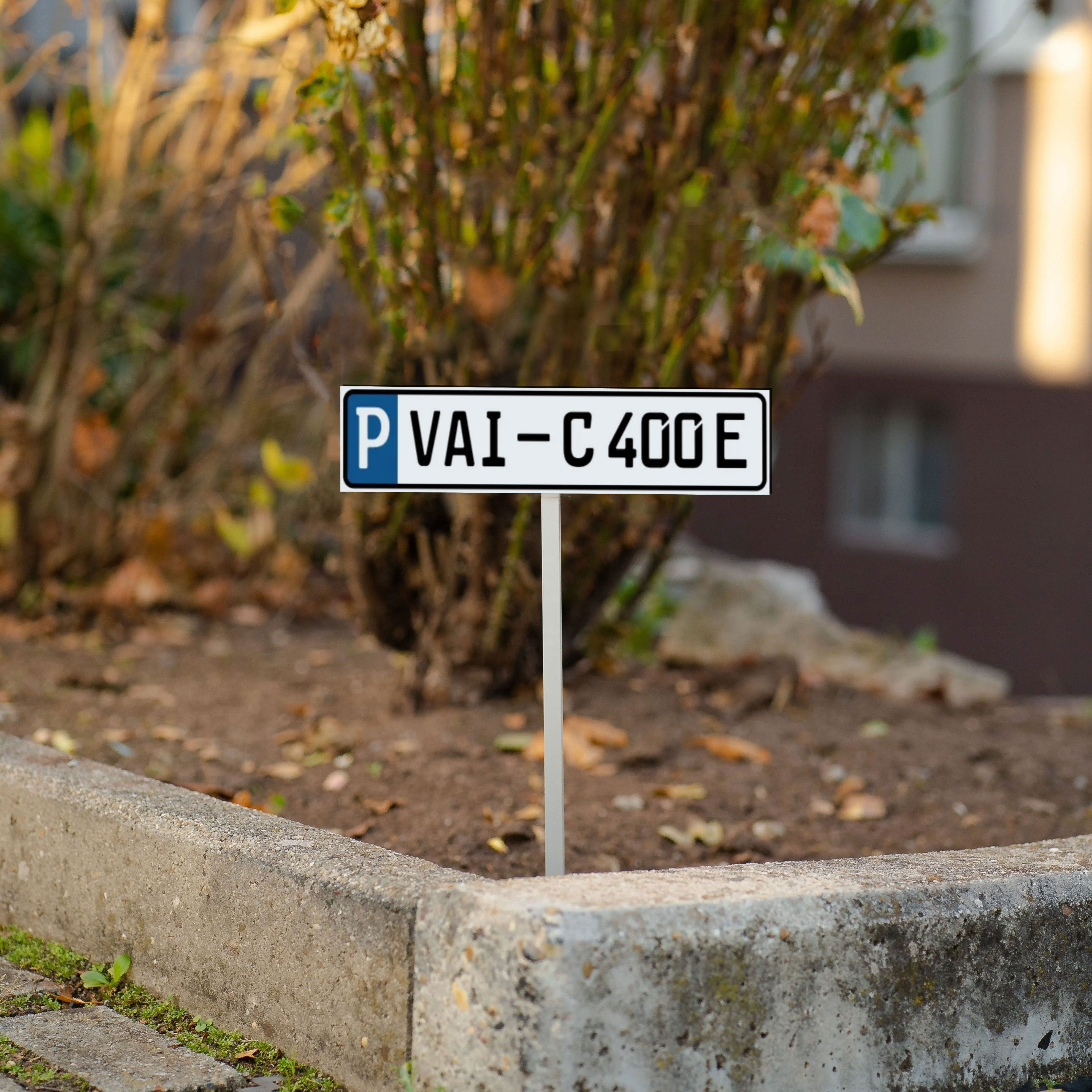 Parkplatzschild in Kennzeichen-Größe 520x110 mm von aufkleberdrucker.de, wetterfestes Schild für den Außenbereich