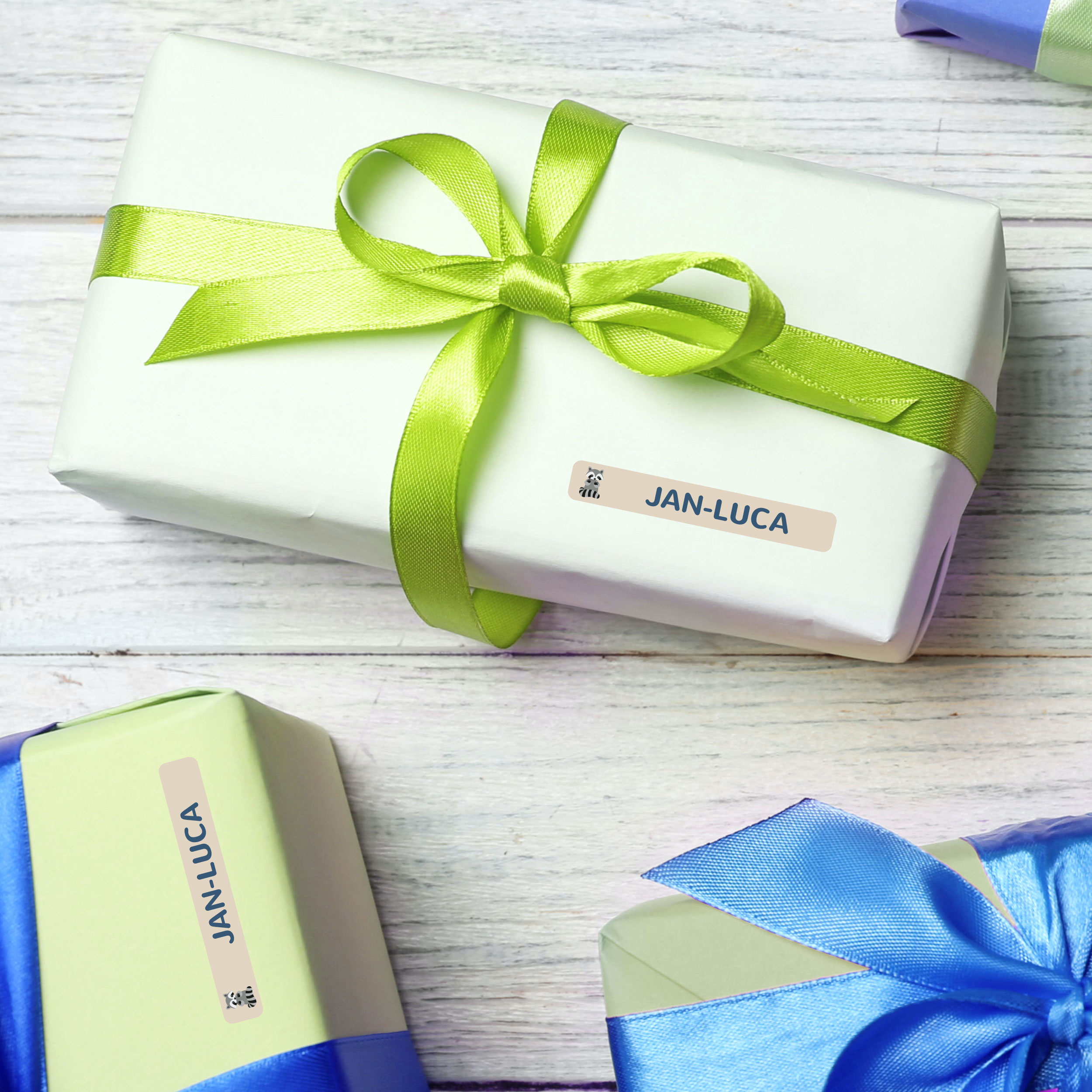 Buntes Set mit 260 Kinder-Namensaufklebern in drei Größen, ideal für Schul- und Kinderbekleidung, von aufkleberdrucker.de