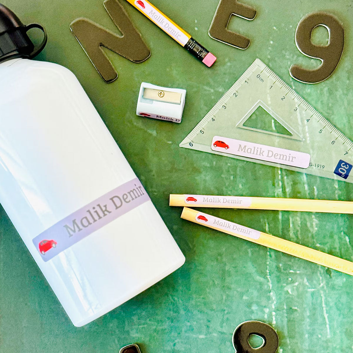 Set mit 260 bunten Namensaufklebern für Kinder in drei Größen, ideal zum Kennzeichnen von Schulmaterial und Kleidung.