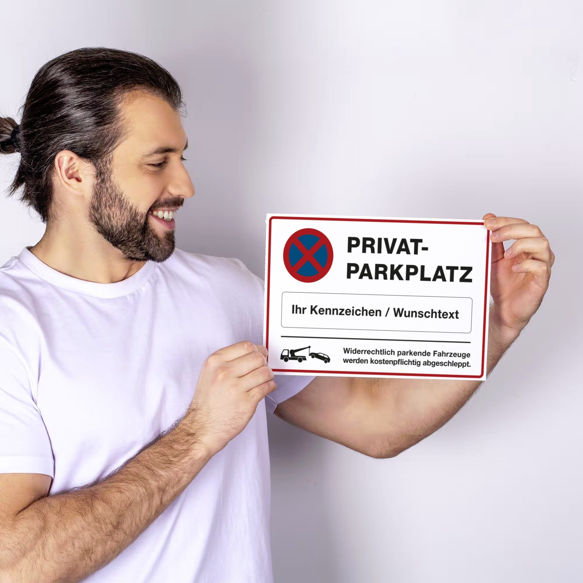 Privatschild "Privatparkplatz" mit individuellem Kennzeichen, wetterfestes Schild aus Kunststoff, für private Parkflächen.
