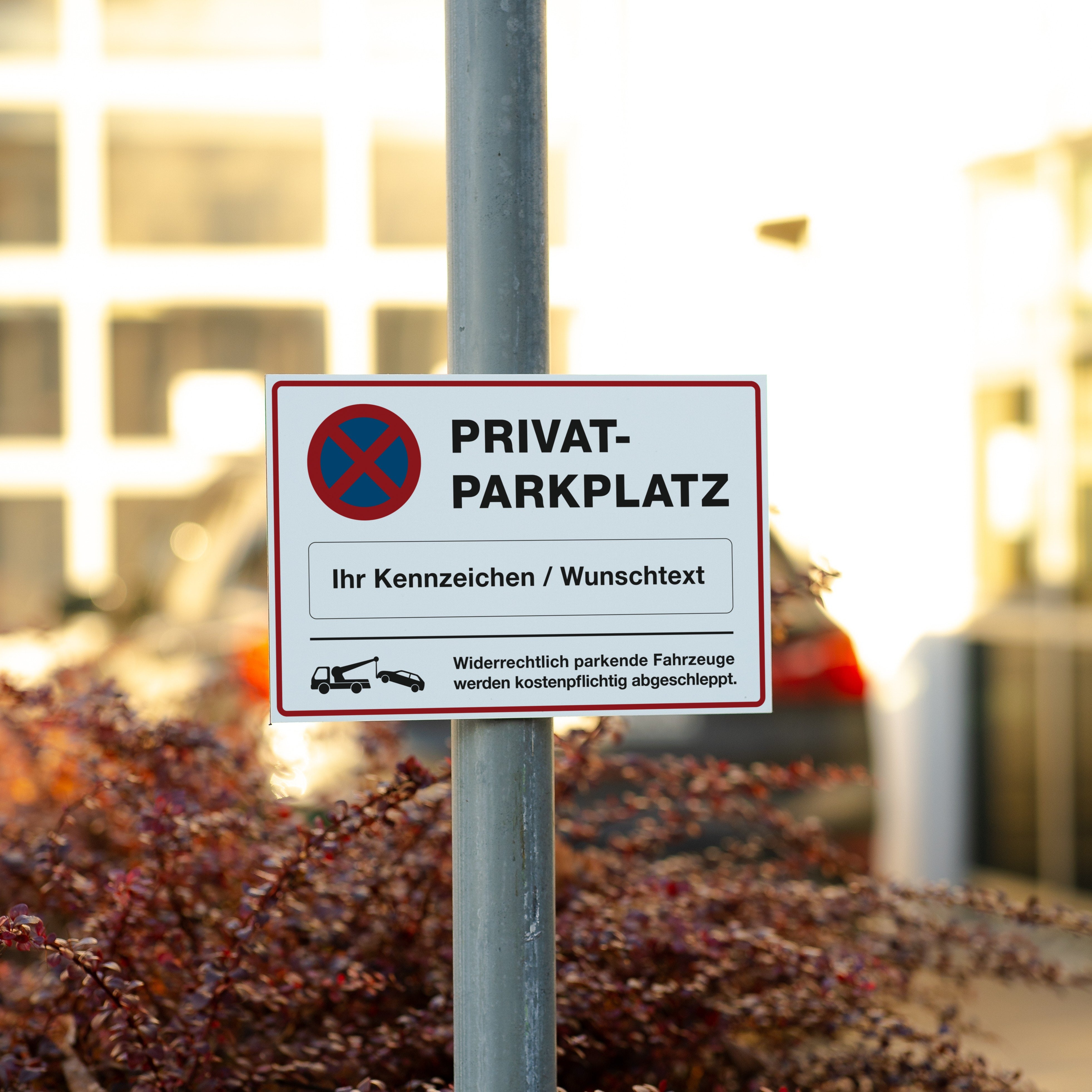 Schild "Privatparkplatz" mit individuellem Kennzeichen, wetterfestes Metallschild, für private Parkflächen, von aufkleberdrucker.de