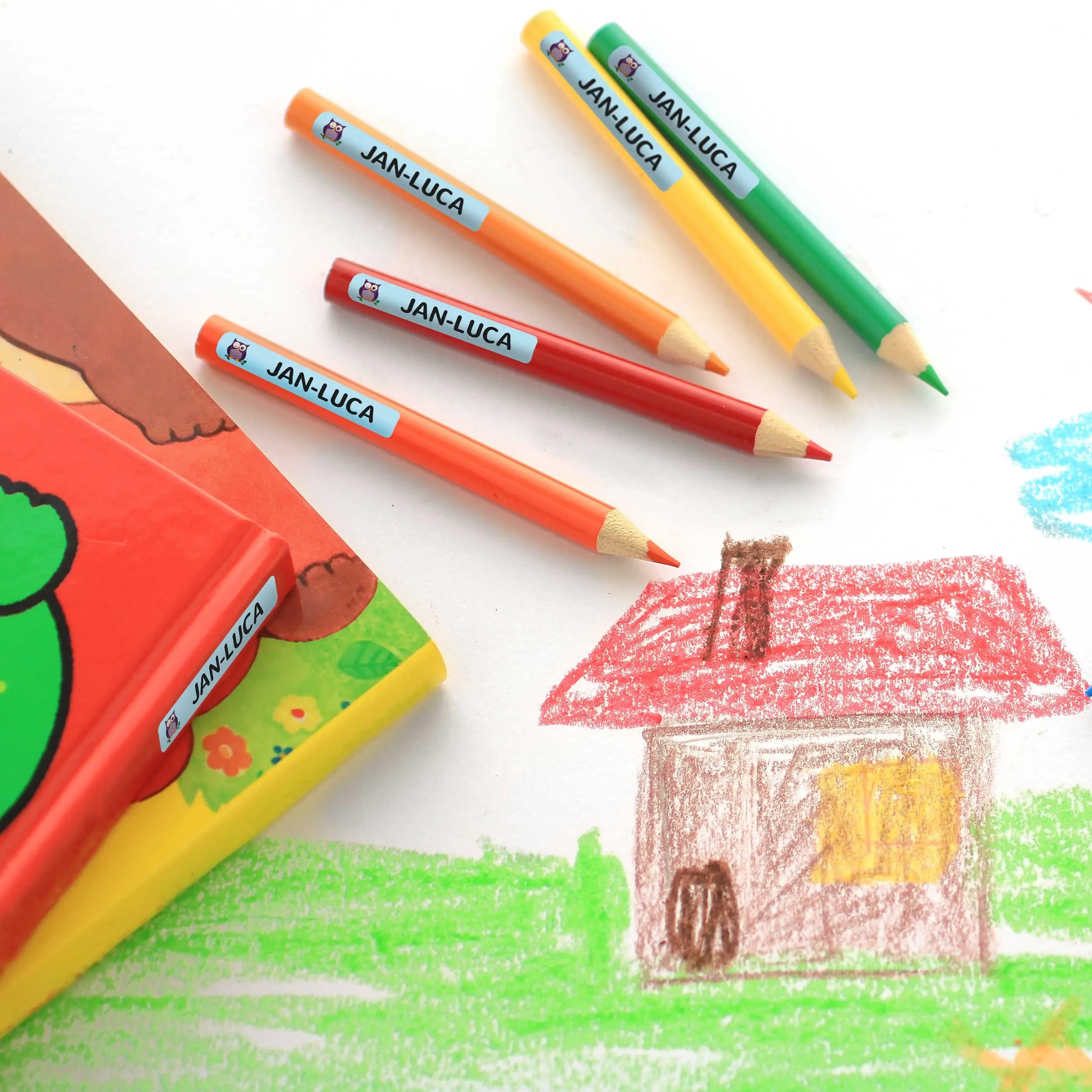 Bunte Stiftaufkleber und Namensetiketten für Kinder in verschiedenen Größen, ideal zum Beschriften und Personalisieren.
