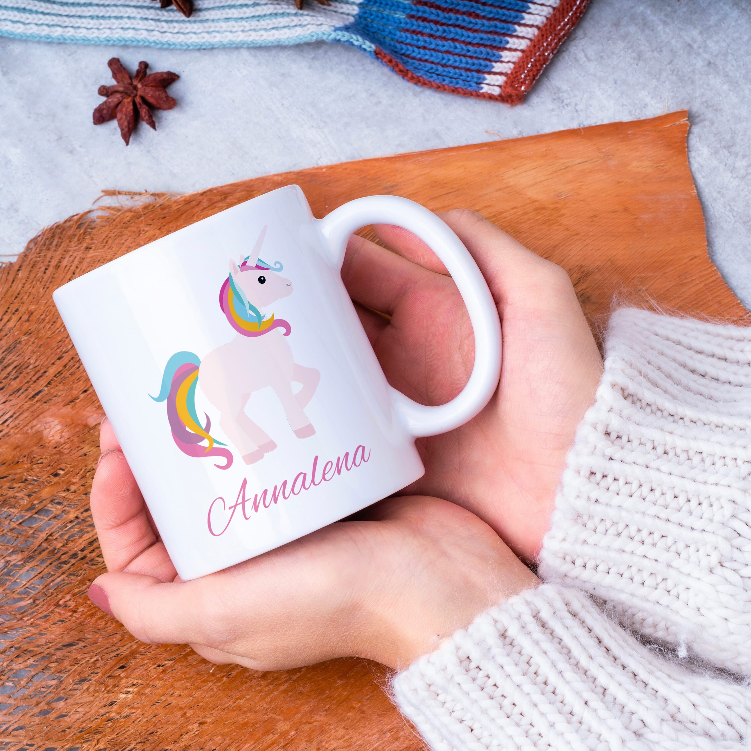 Weiße Keramiktasse mit buntem Einhorn-Kindermotiv und individuellem Druck, ideal für Kinder, von gravur-fabrik.de