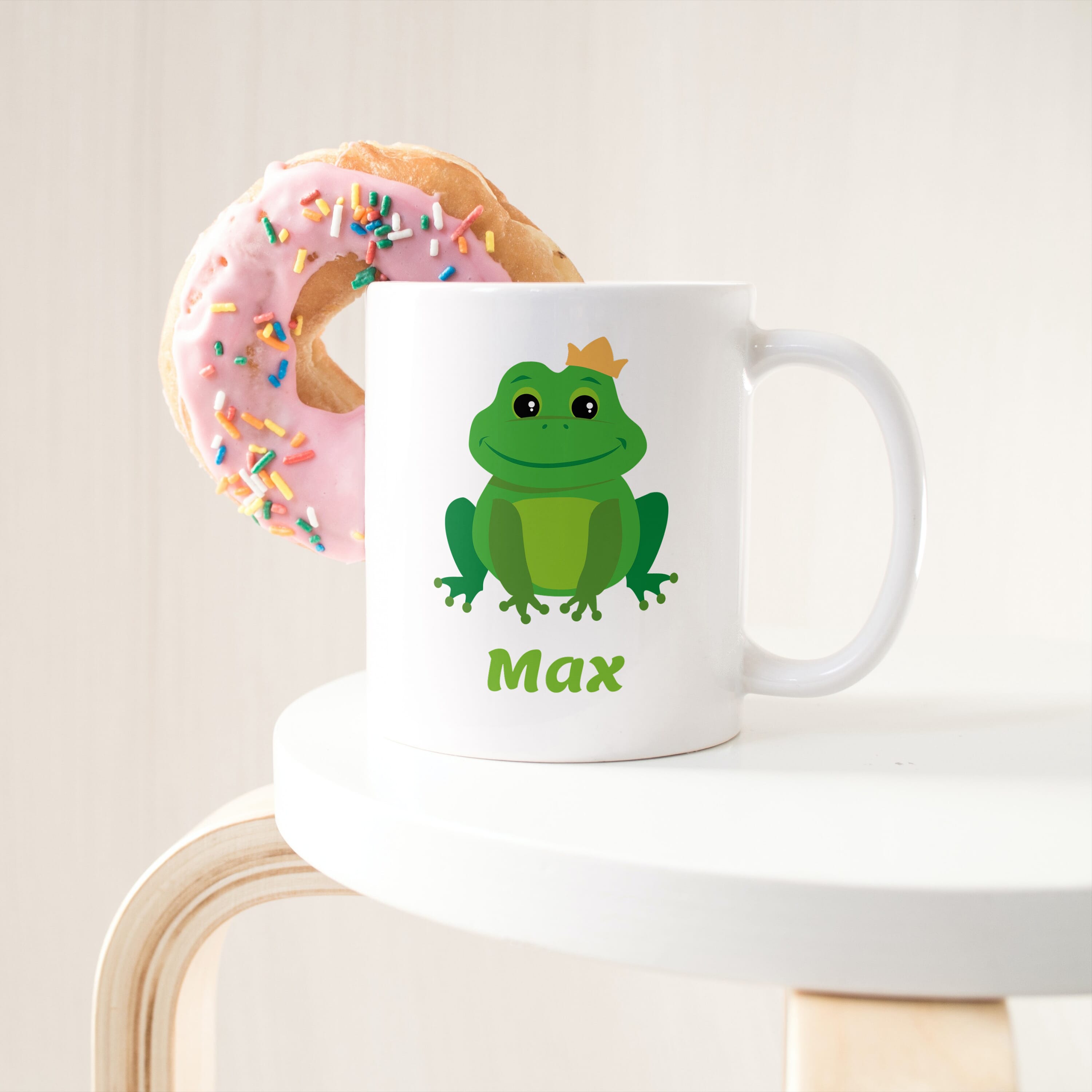 Weiße Keramiktasse mit kindlichem Frosch-Motiv und individuellem Druck, ideal für Kinder, von gravur-fabrik.de.