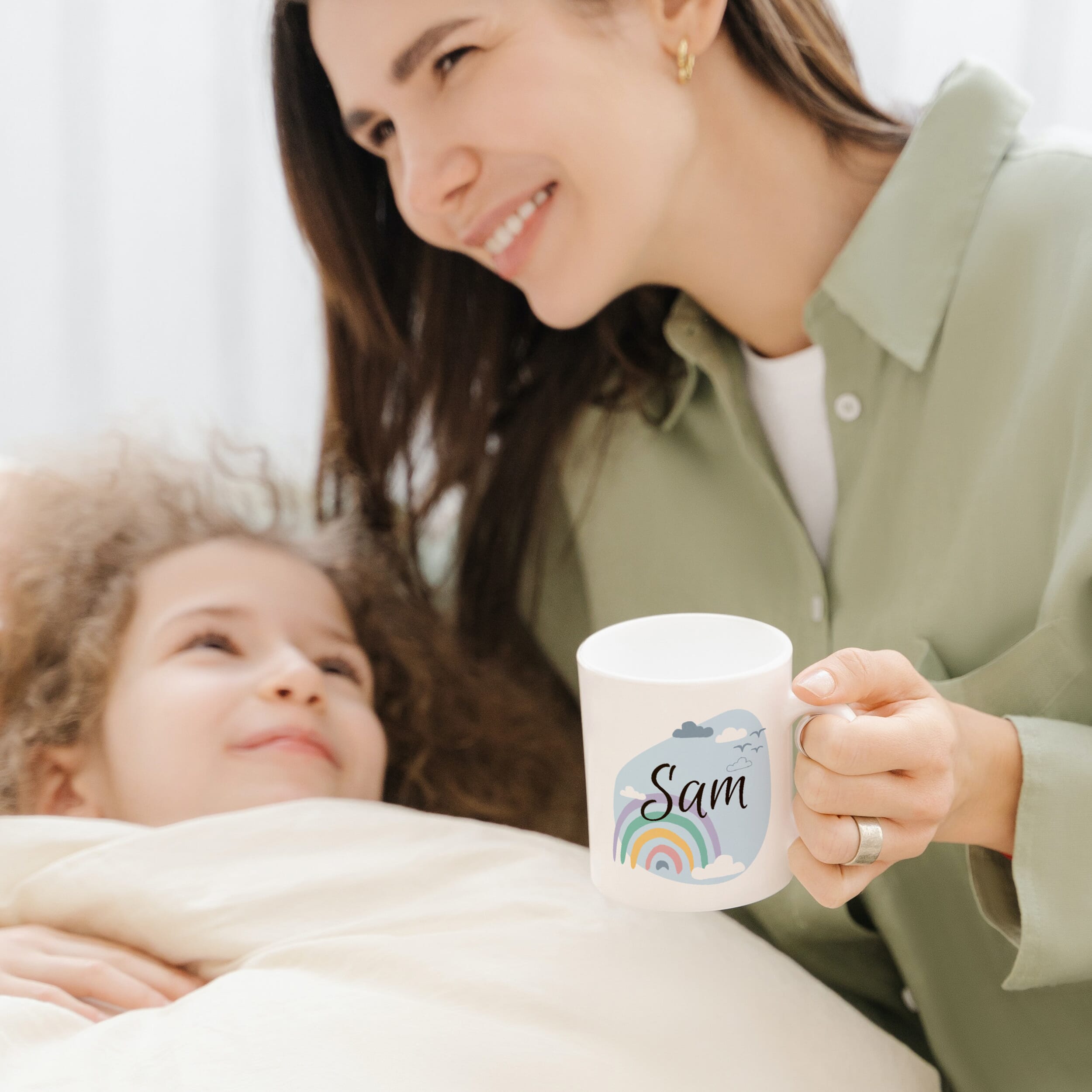 Keramiktasse mit Regenbogen- und Kindermotiv, individuell bedruckt, für Kinder, von gravur-fabrik.de