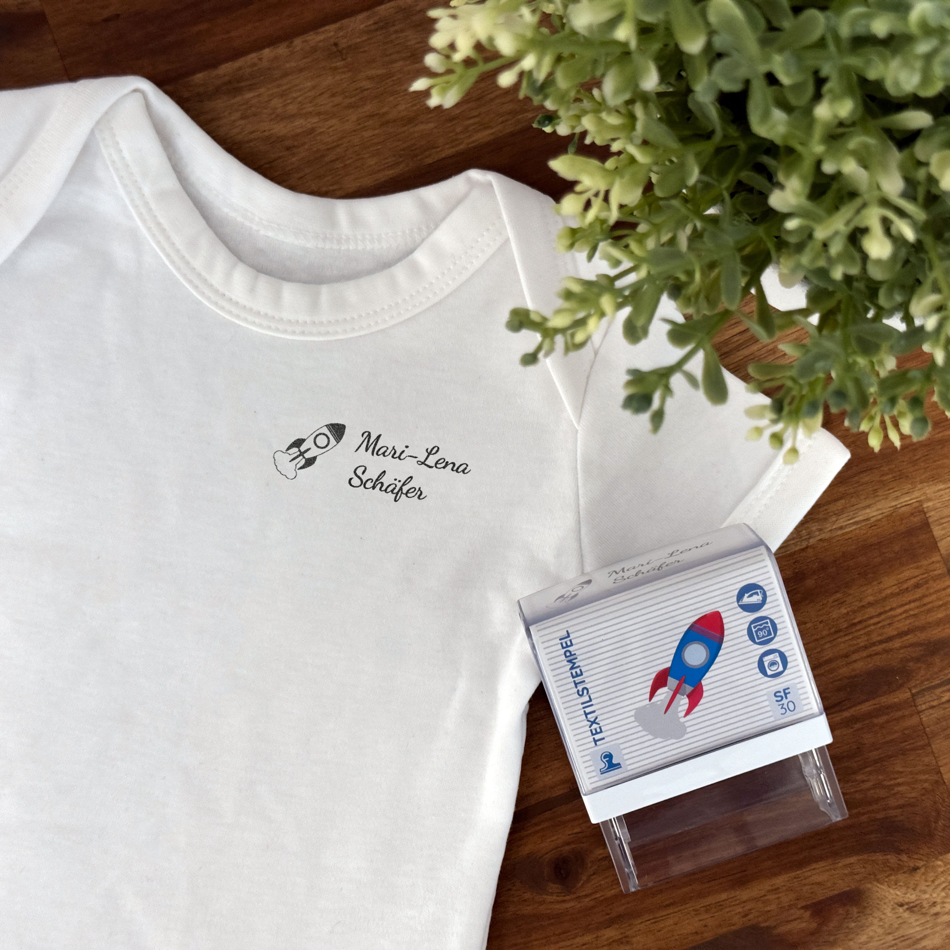 Textilstempel für Kinder mit Motiv und Personalisierung, 47 x 18 mm, von stempel-fabrik.de, zeigt bunten Kinder-Designs auf Stoff