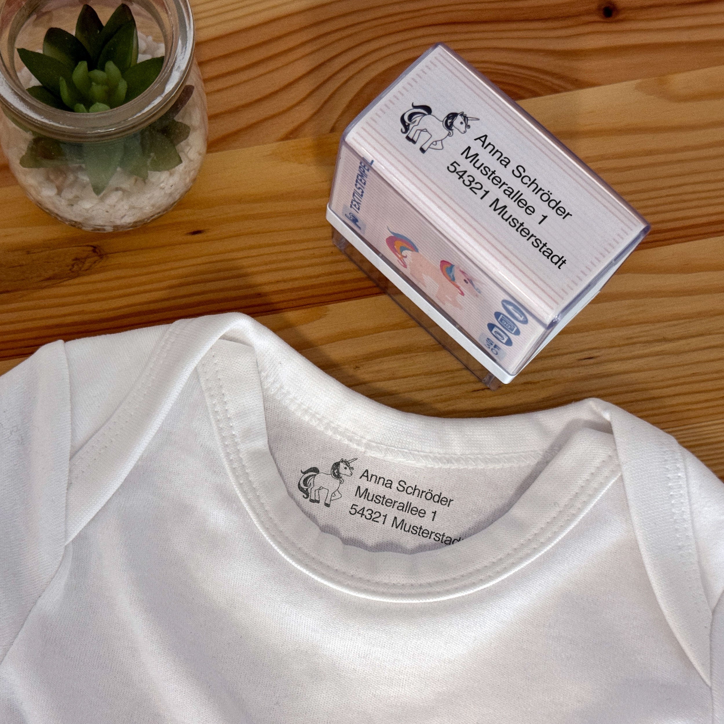 Textilstempel für Kinder, 47x18 mm, mit bunten Mustern, von stempel-fabrik.de, zeigt den flexiblen Stoffstempel auf weißem Hintergrund