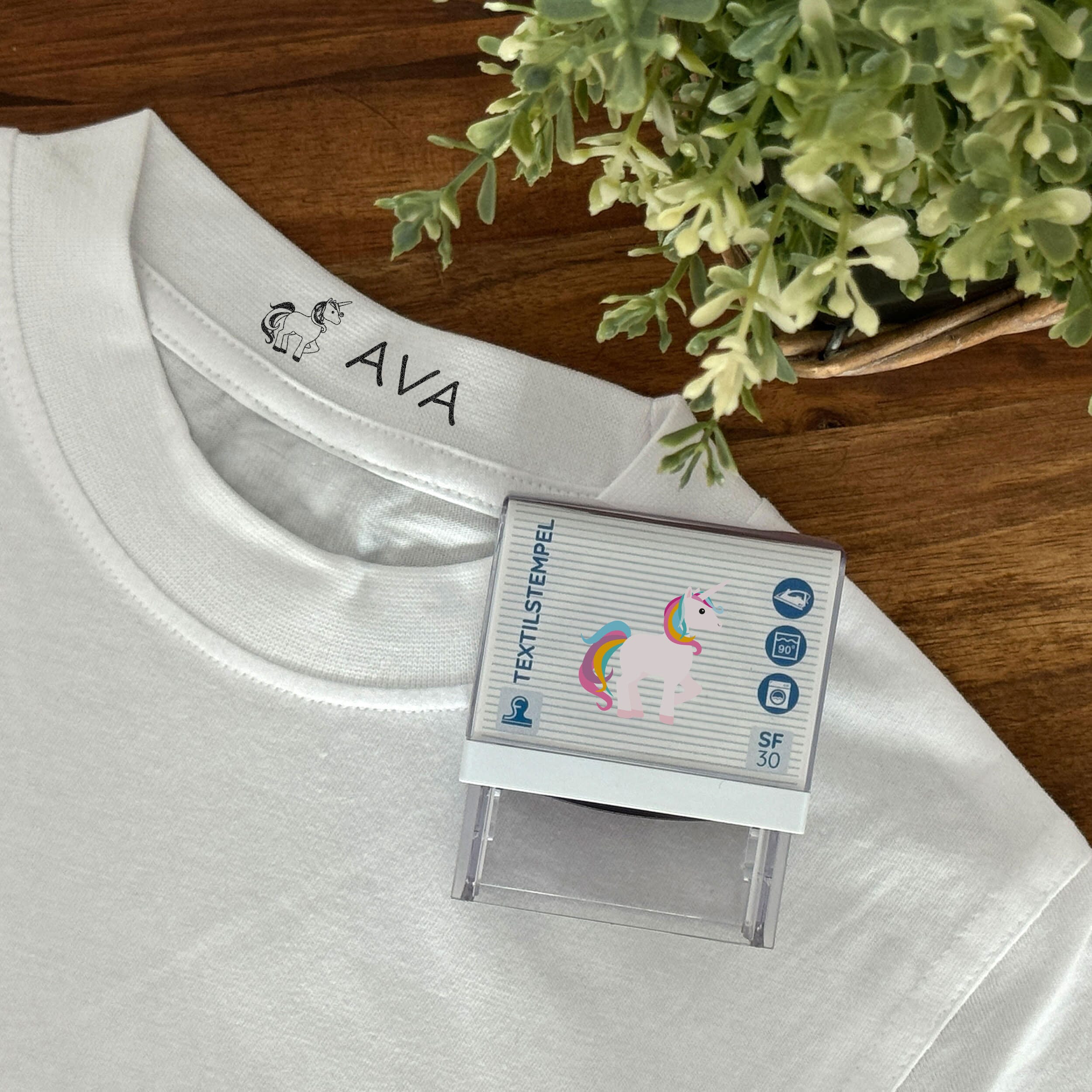 Textilstempel für Kinder mit Einhorn-Motiv, personalisierbar, 47 x 18 mm, von stempel-fabrik.de, auf weißem Hintergrund.