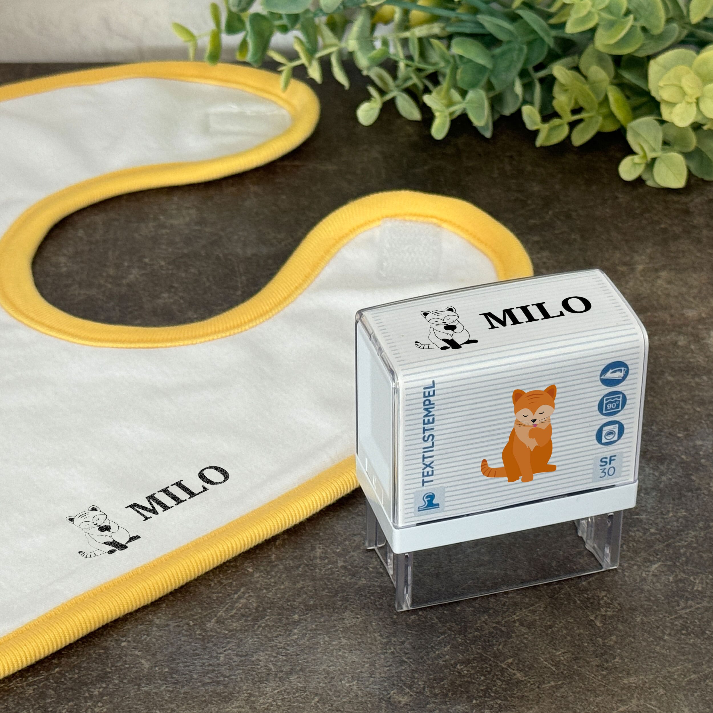 Textilstempel für Kinder mit Katze-Motiv, personalisierbar, 47 x 18 mm, von stempel-fabrik.de, zeigt den bunten Stempel mit Katze.
