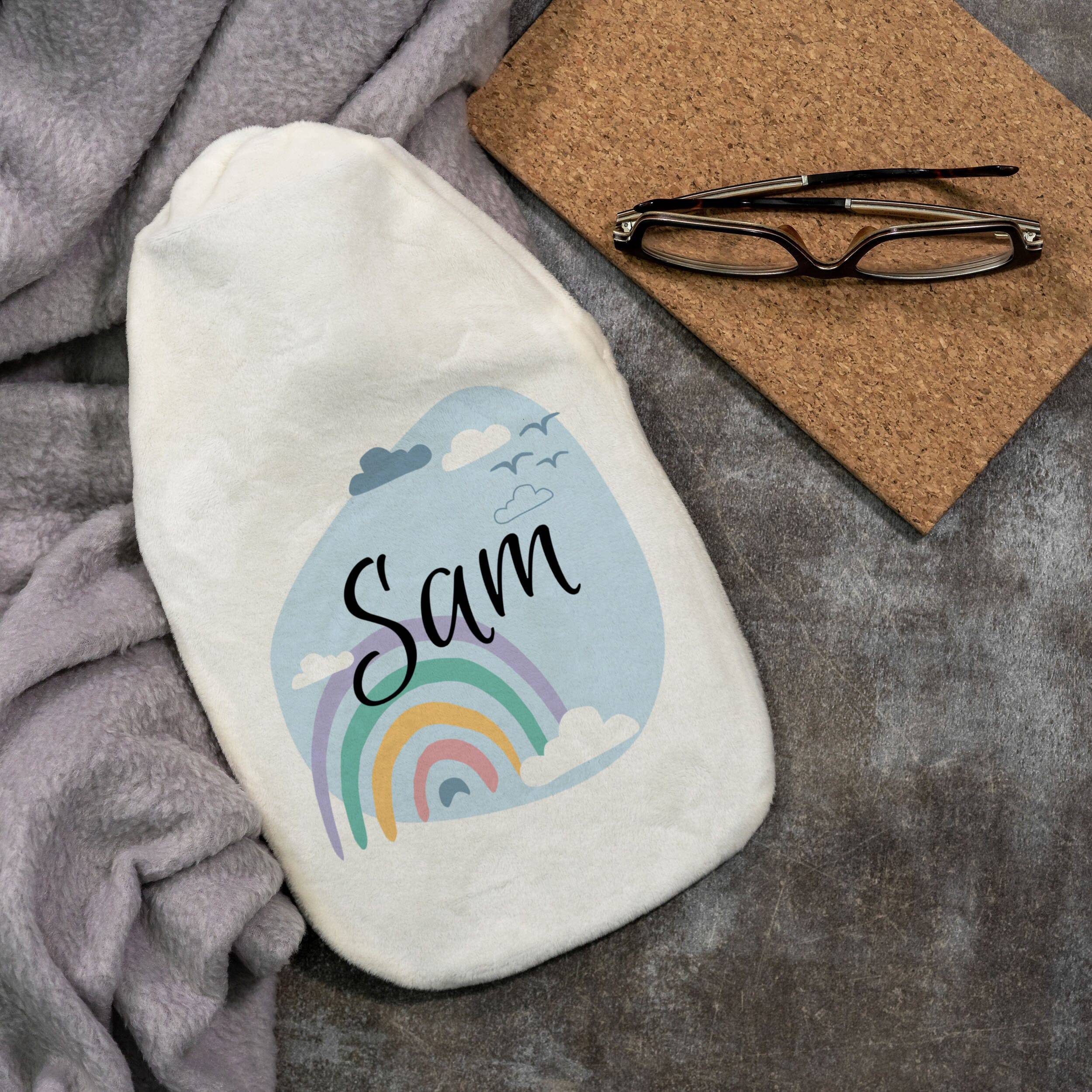 Personalisierte Wärmflasche mit Regenbogen- und Kindermotiv sowie Namen, kuscheliges Accessoire für kalte Tage.