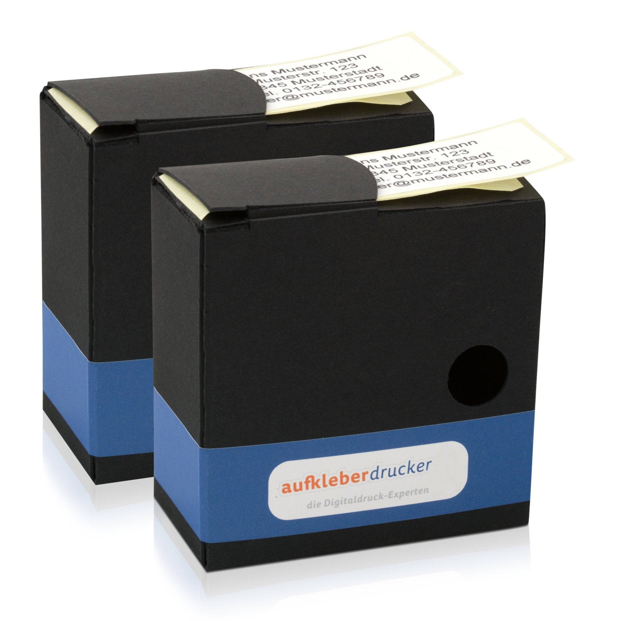 Adressaufkleber im Spenderkarton, 60x30 mm, von adressaufkleber-fabrik.de, zeigt weiße Etiketten zum Aufkleben auf Post.