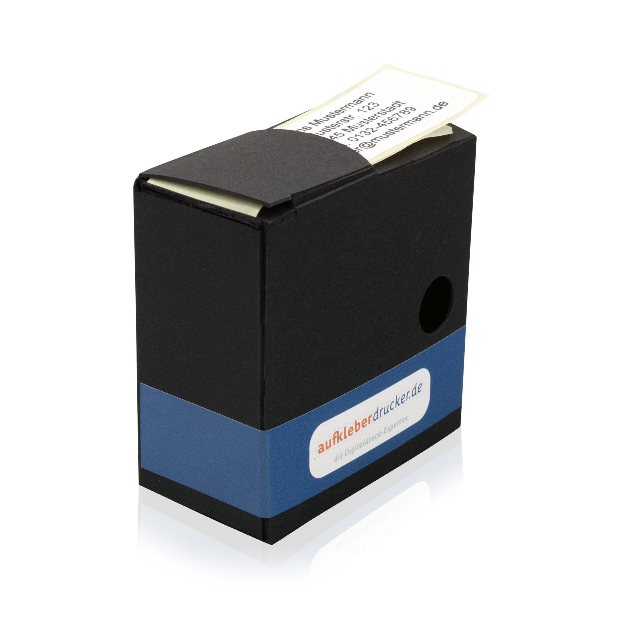Adressaufkleber im Spenderkarton, 60x30 mm, von adressaufkleber-fabrik.de, zeigt den aufgeklebten Aufkleber auf einem weißen Hintergrund.