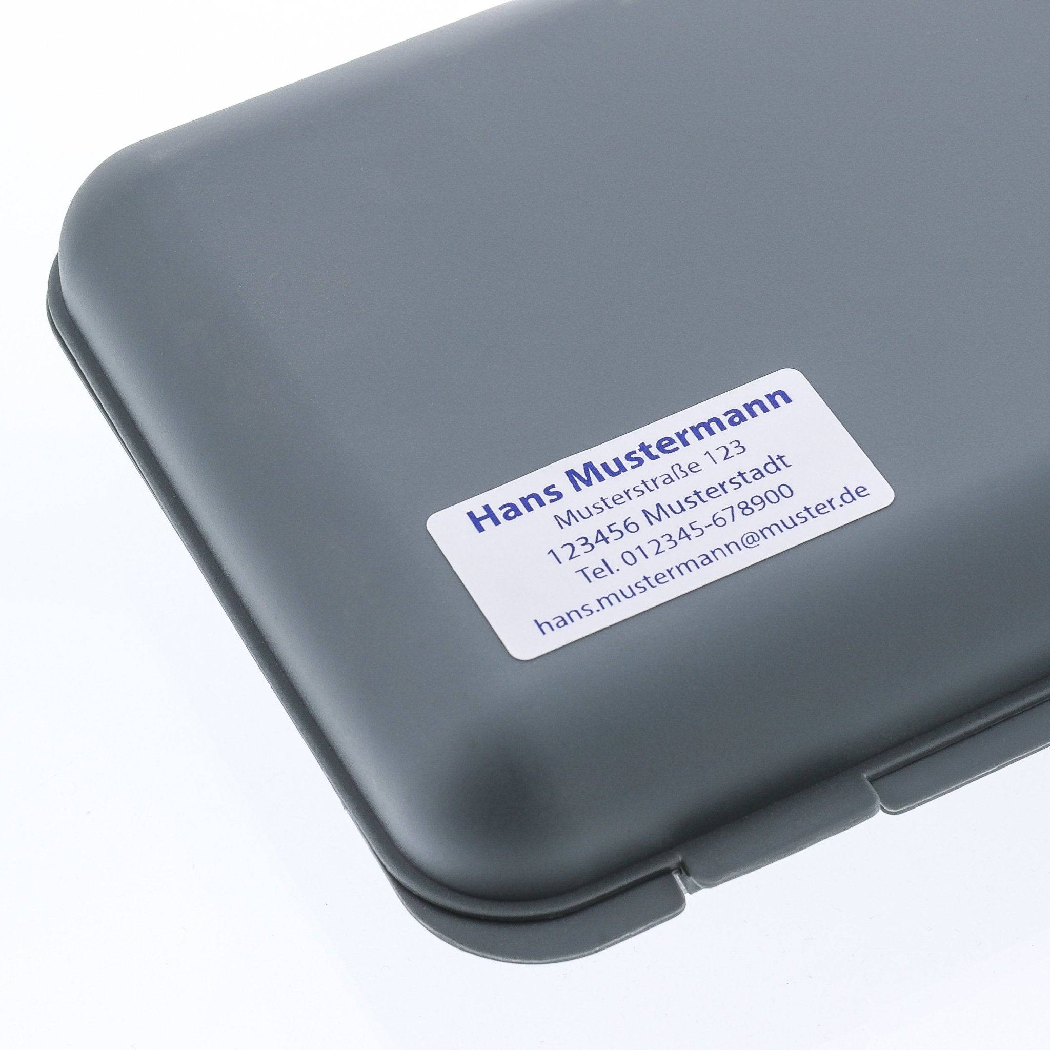 Adressaufkleber im Spenderkarton, 60x30 mm, mit klarer Adresse auf weißem Hintergrund, von adressaufkleber-fabrik.de