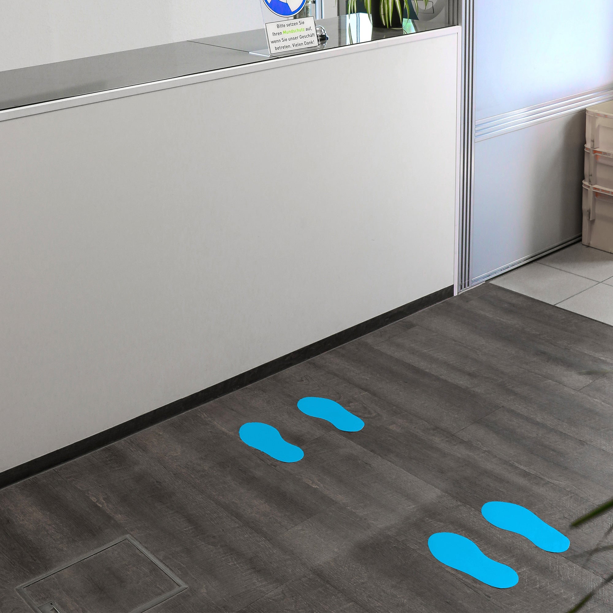 Hellblaue Fußbodenaufkleber für Fußpaare, 10 Paar, Größe 250x110 mm, von aufkleberdrucker.de, sichtbar auf glattem Boden