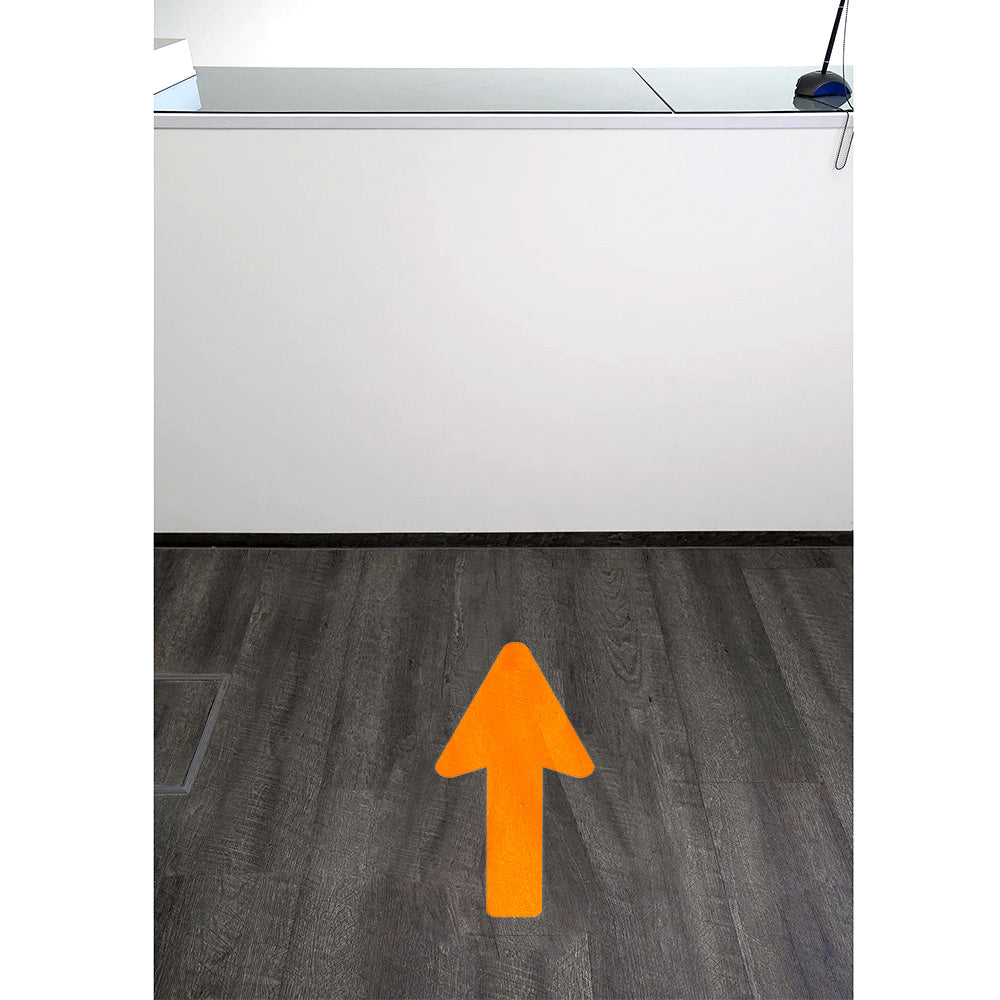 Zwei orangefarbene Fußbodenaufkleber mit Pfeil, 400x160 mm, als Richtungsweiser für Orientierung auf dem Boden