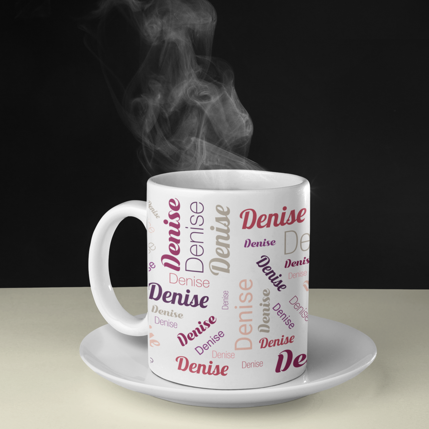 Rote Keramiktasse mit personalisiertem Namen, dekorativ gestaltet, aufkleberdrucker.de, ideal für individuelle Geschenke.