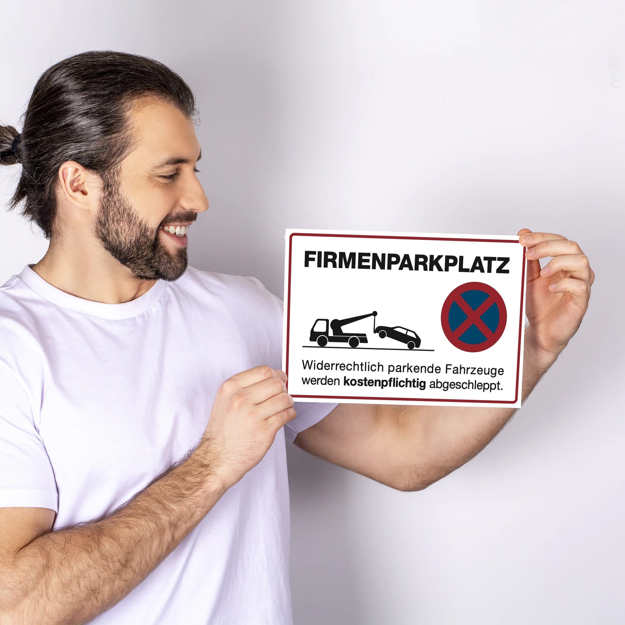Weiße Aluminium-Verbundschilder mit "Privatparkplatz" für Firmenparkplätze, 200x300x4 mm, sichtbar auf dem Schild.