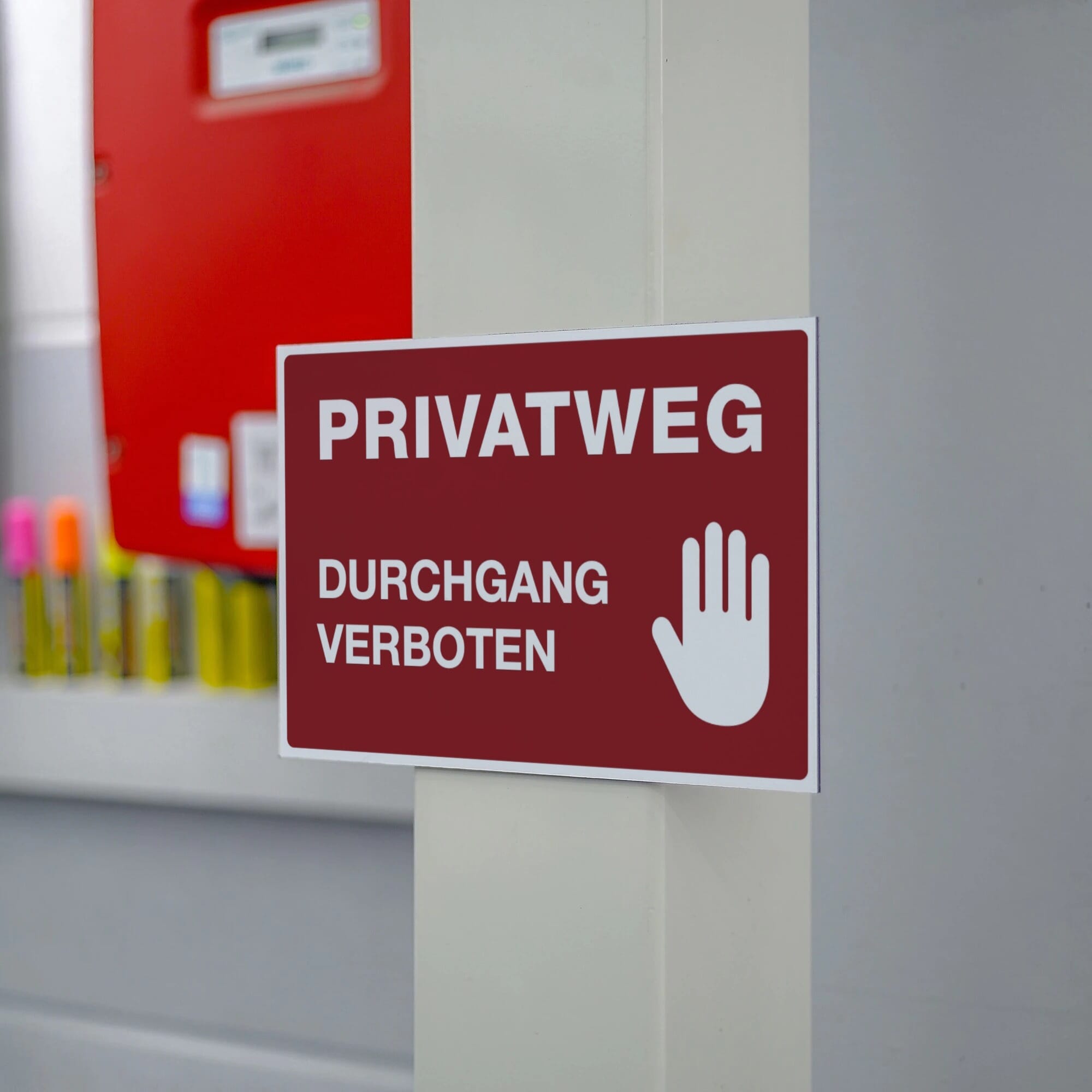 Rotes Aluminium-Verbundschild mit „Privatweg – Durchgang Verboten“ in Signalrot, 300x200x4 mm, für Privatgrund.