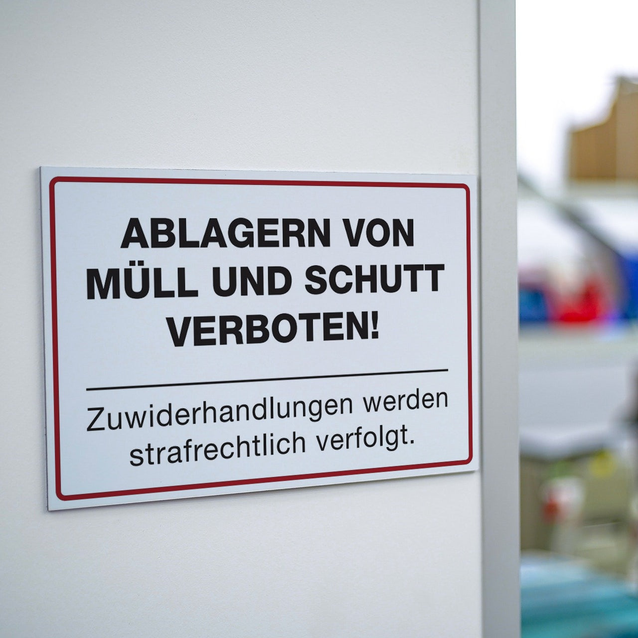 Weiße Aluminium-Schild mit Verbotssymbol für Müll- und Schuttablagerung, 300x200x4 mm, für klare Kennzeichnung.