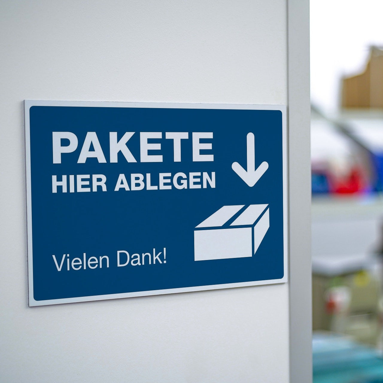Signalblauer Aluminium-Verbundschild mit "Paket hier ablegen Vielen Dank" 300x200x4 mm, robust und wetterfest.