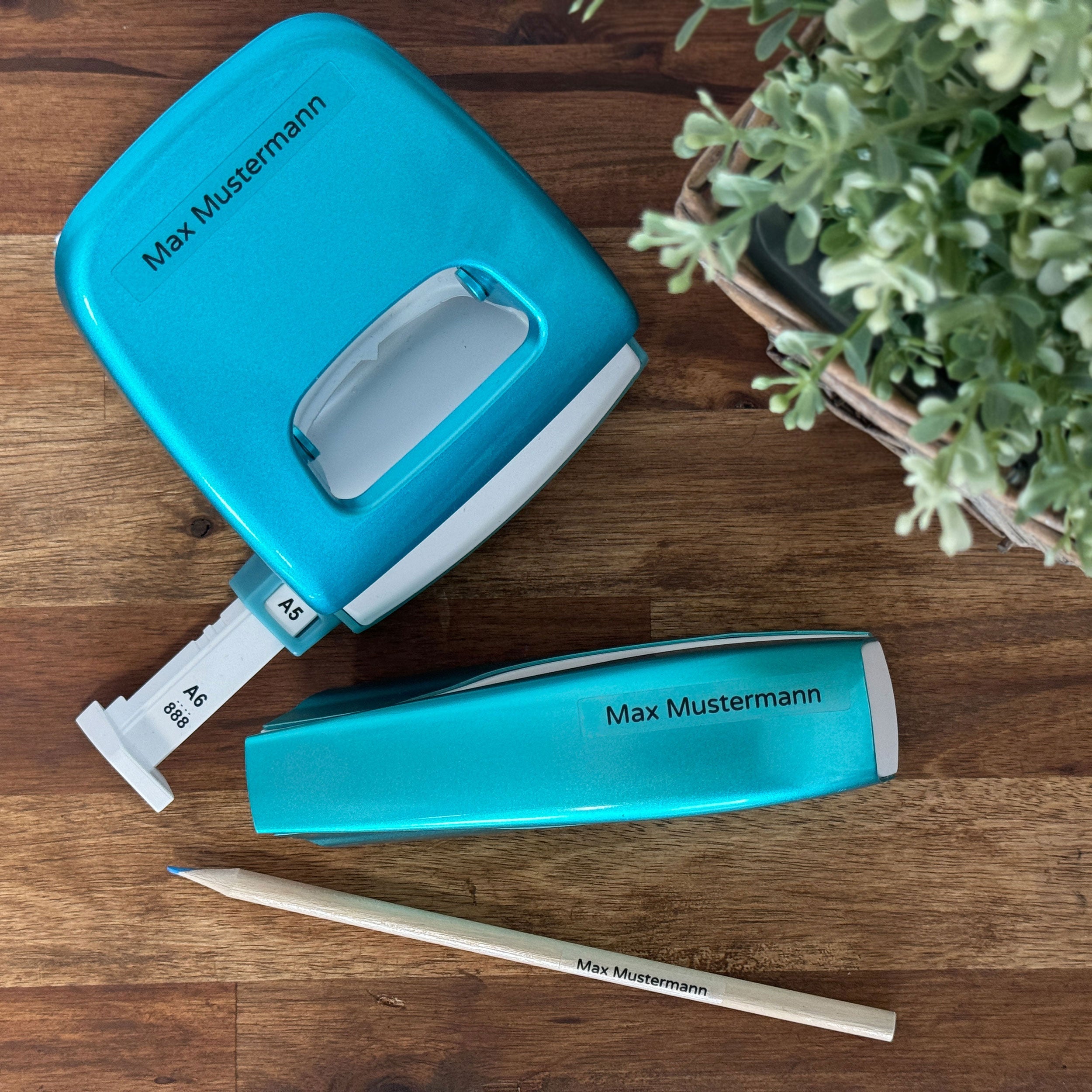 Transparente Namensaufkleber für Kinder, Set mit 3 Größen, von aufkleberdrucker.de, auf einer weißen Oberfläche sichtbar