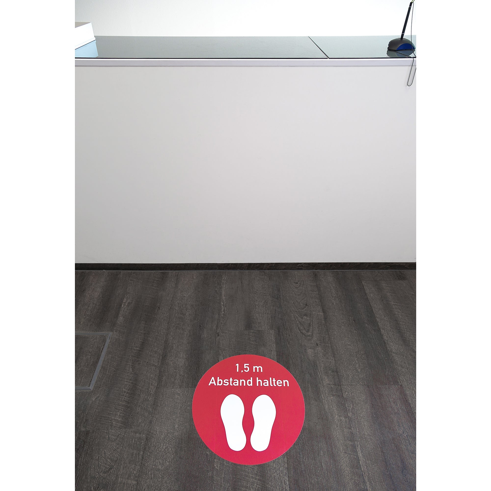 Runder roter Fußbodenaufkleber mit Abstand halten Schrift, 400x400 mm, für soziale Distanz auf Böden.