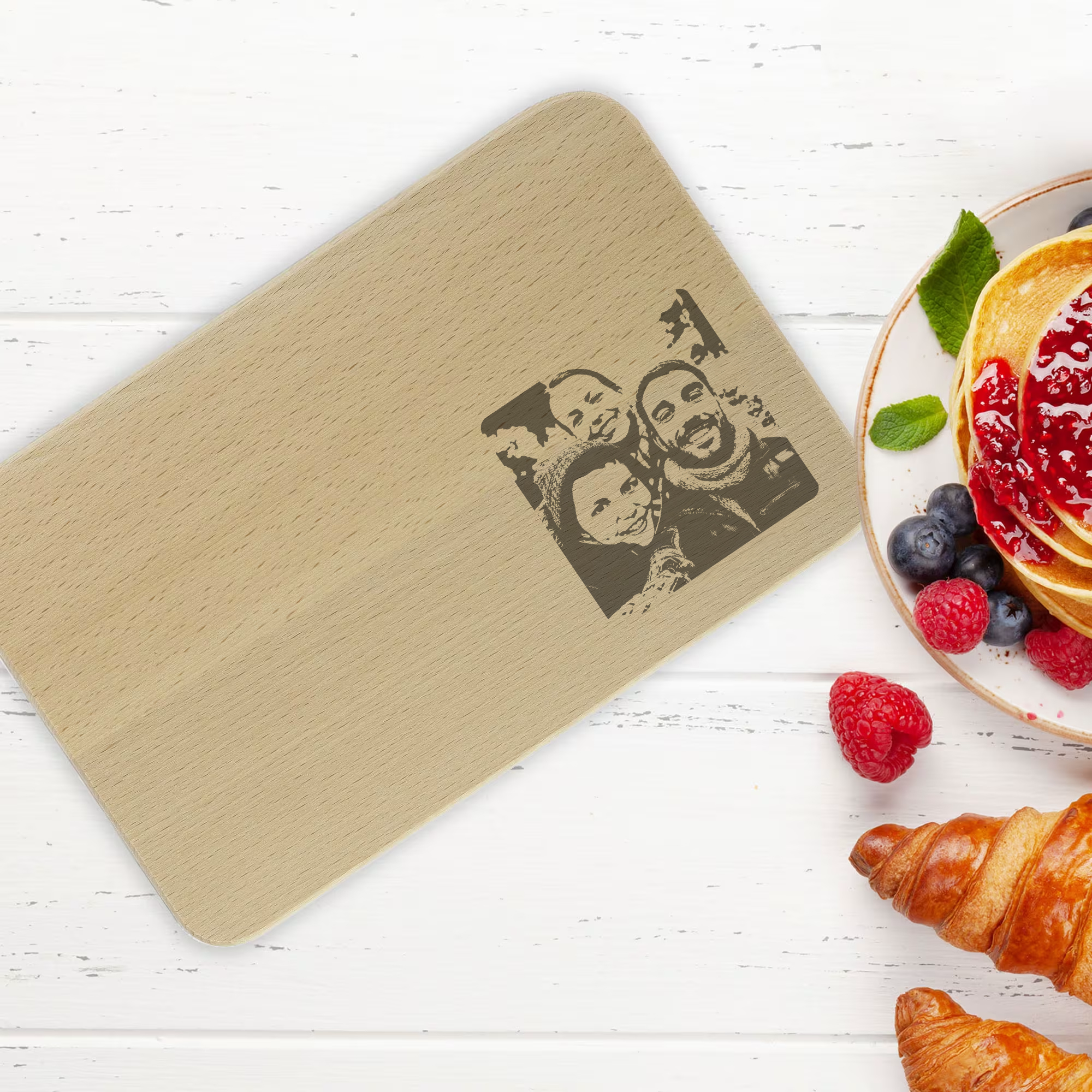 Personalisierbares Frühstücksbrettchen mit Gravur, zeigt individuell gravierten Text, Logo oder Foto, von kinder-druckerei.de