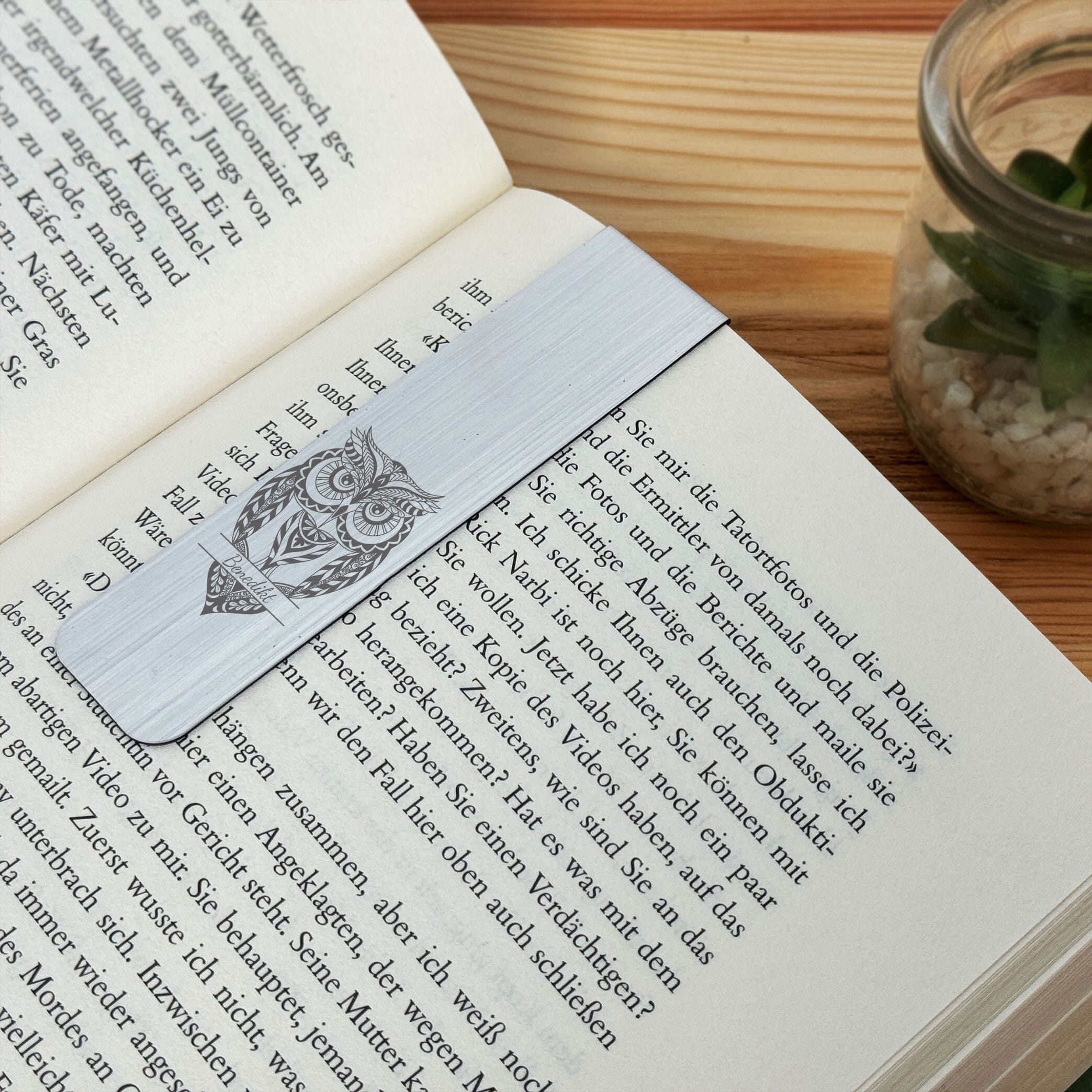 Personalisiertes Magnet-Lesezeichen mit Gravur, zeigt ein individuell gestaltetes Lesezeichen mit magnetischer Rückseite in der Nähe.