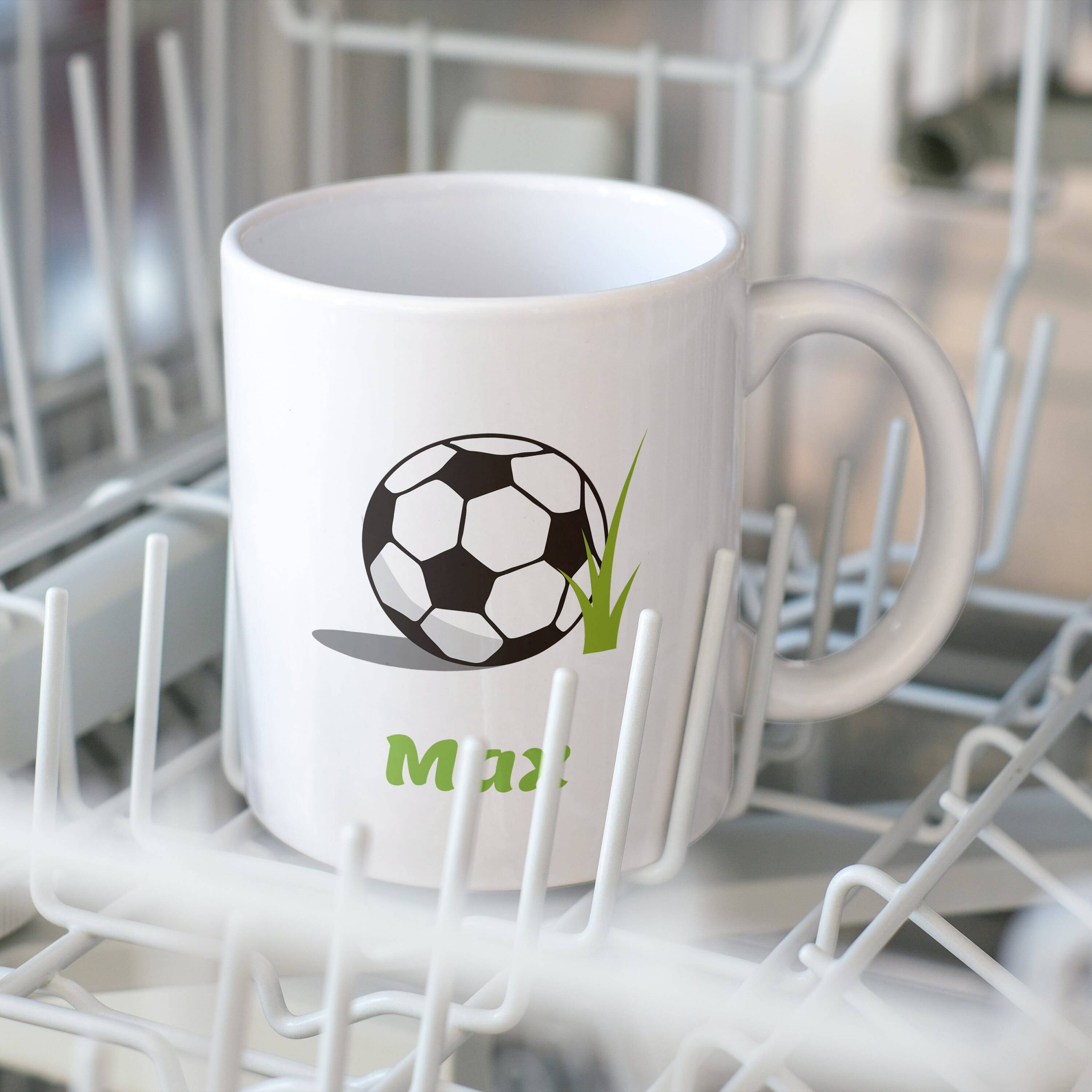 Weiße Keramiktasse mit Kindermotiv und individuellem Fußball-Druck, ideal für Kinder und Fans.