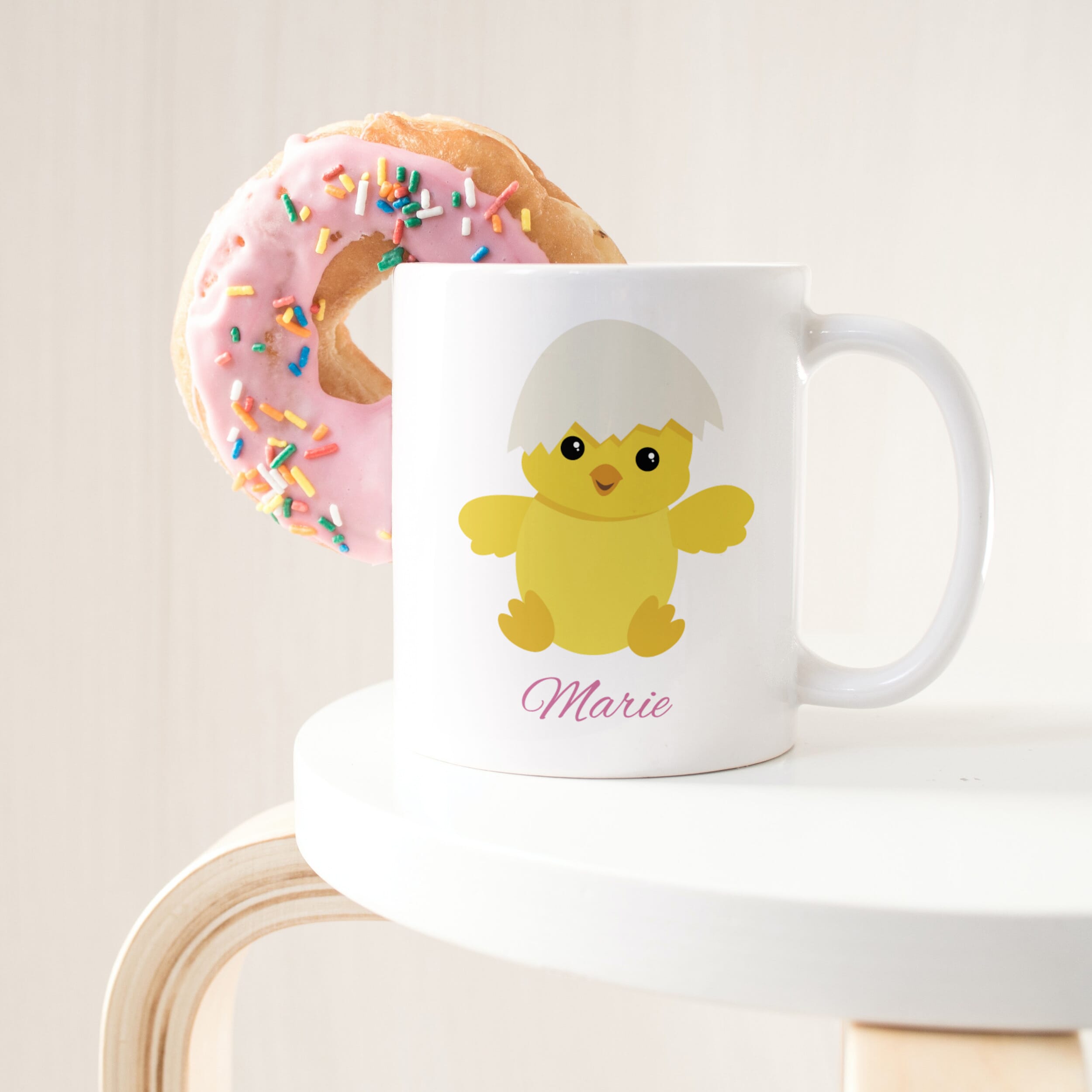 Keramiktasse mit Kindermotiv und individuellem Druck, detailreiche Illustration auf weißer Tasse, ideal für Kinder.