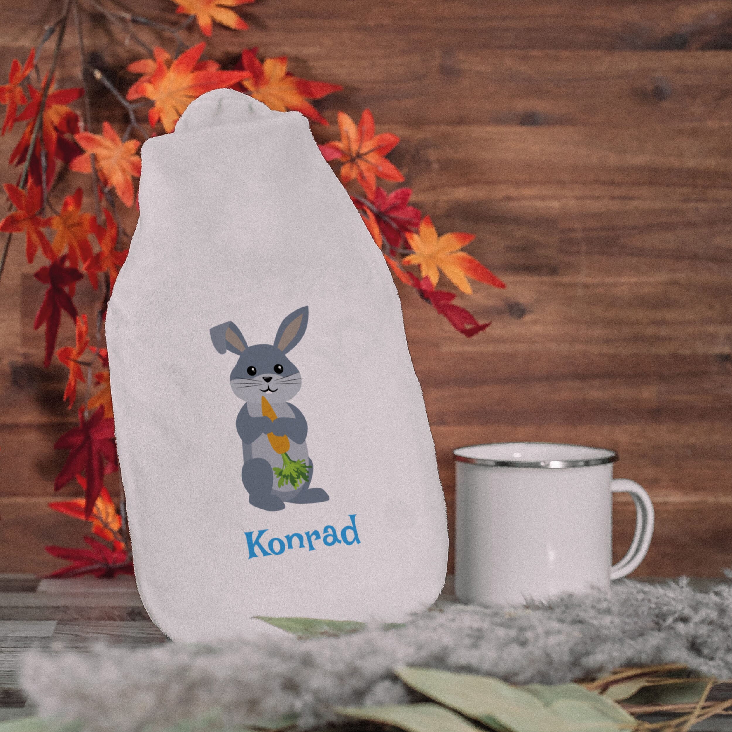 Personalisierte Wärmflasche mit Hasenmotiv und Namen, weiche Textur, ideal für kalte Tage, von gravur-fabrik.de