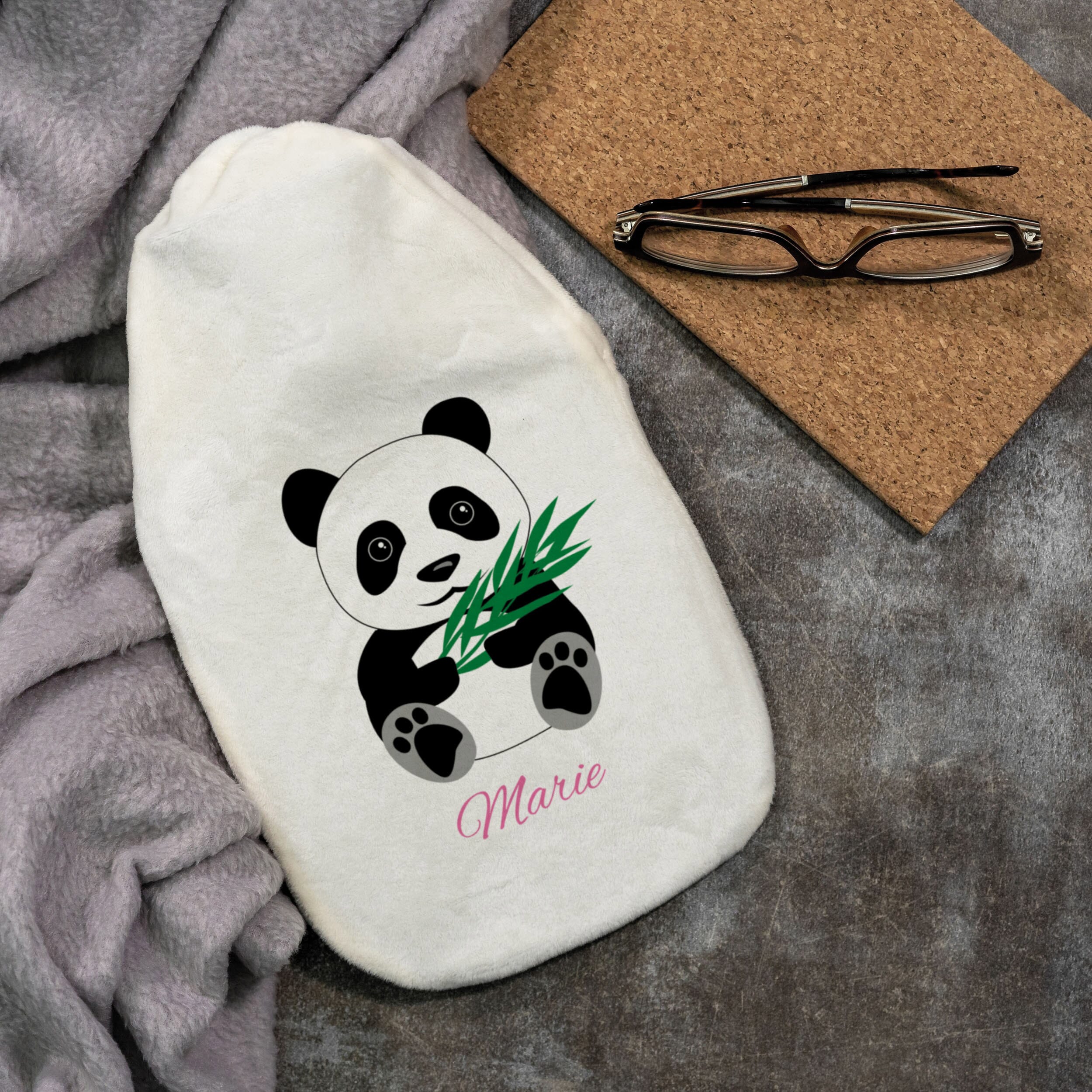 Personalisierte Wärmflasche mit Panda-Motiv und Namen, weiches Material, ideal für Wärme und Komfort.