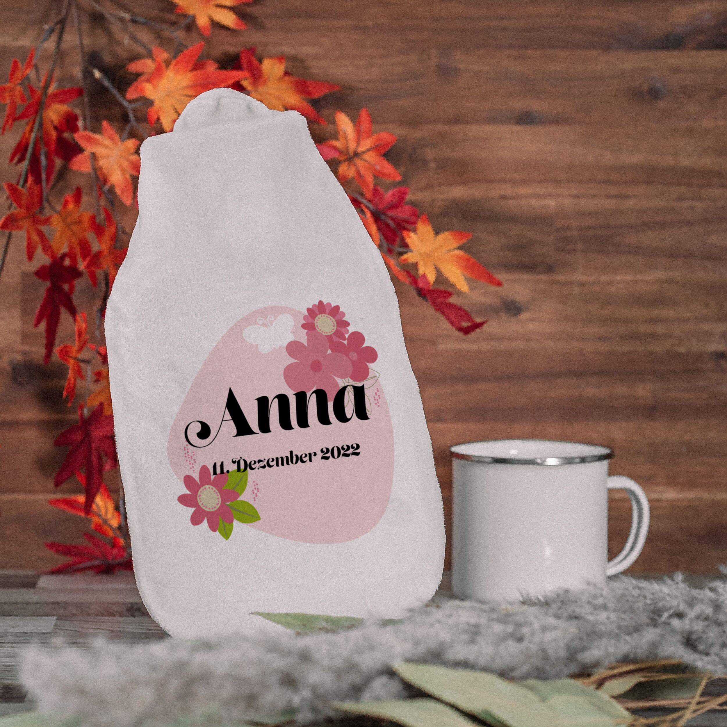 Personalisierte Wärmflasche mit Kindermotiv und Blumenwiese, mit individuell graviertem Namen, von gravur-fabrik.de