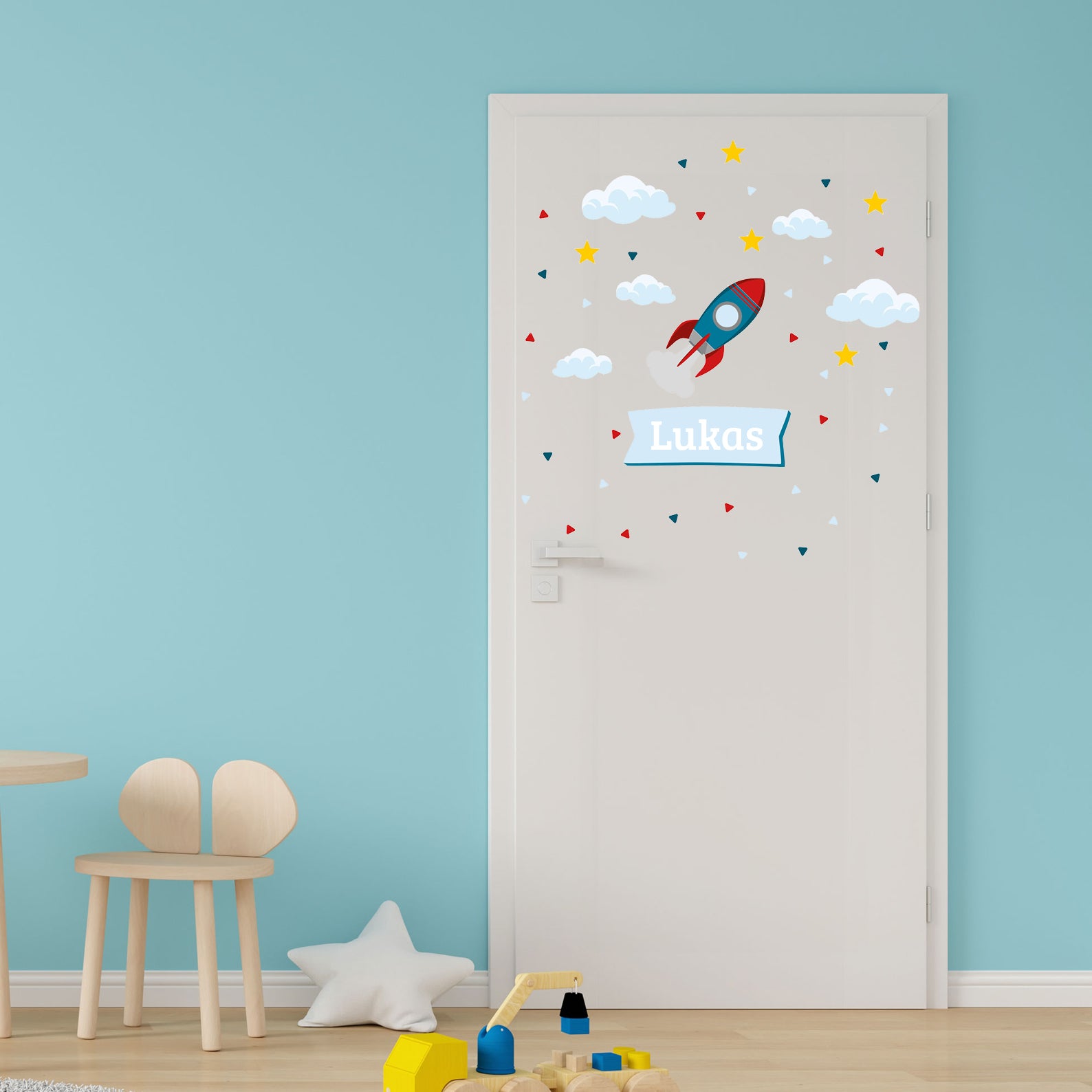 Individueller Türaufkleber mit Raketenmotiv für Kinderzimmer, kinderfreundliches Wandtattoo in bunten Farben.