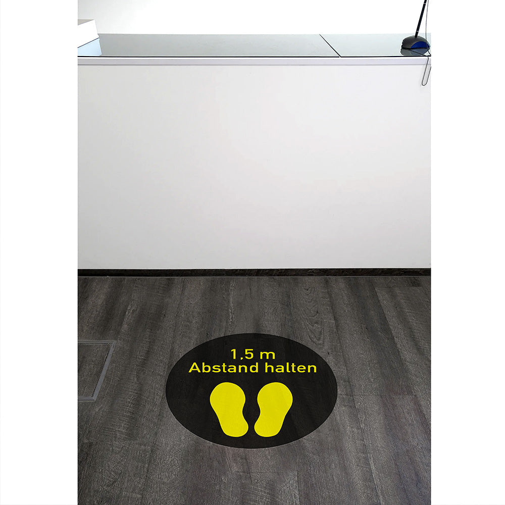 Gelber Fußbodenaufkleber zum Abstandhalten, 300x300 mm, zeigt den Text 1,5m Abstand halten auf glattem Boden.