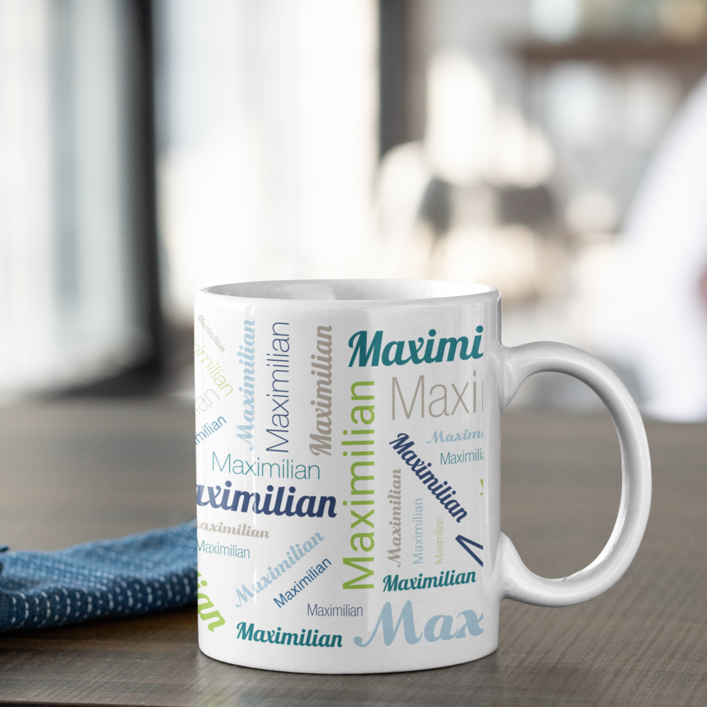 Blaue Keramiktasse mit individuellem Namen, personalisierte Tasse von aufkleberdrucker.de, ideal für Kaffee oder Tee.