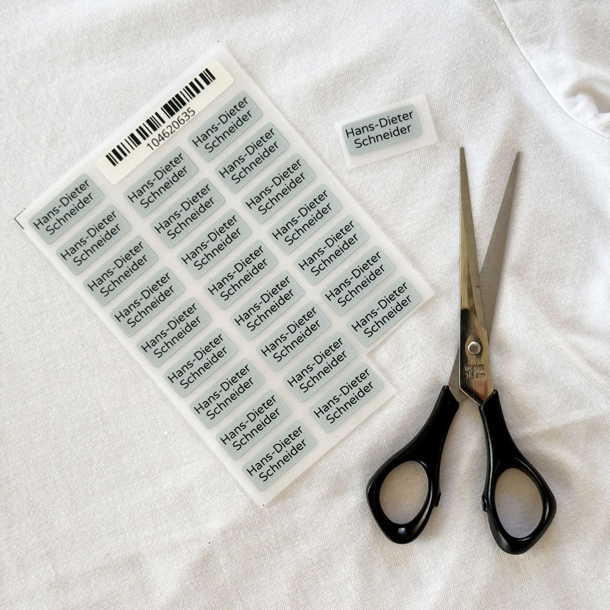 Bügeletiketten 30×13 mm für Senioren, Kennzeichnung für Pflegeheime, aufkleberdrucker.de, sichtbar auf Textil im Bild