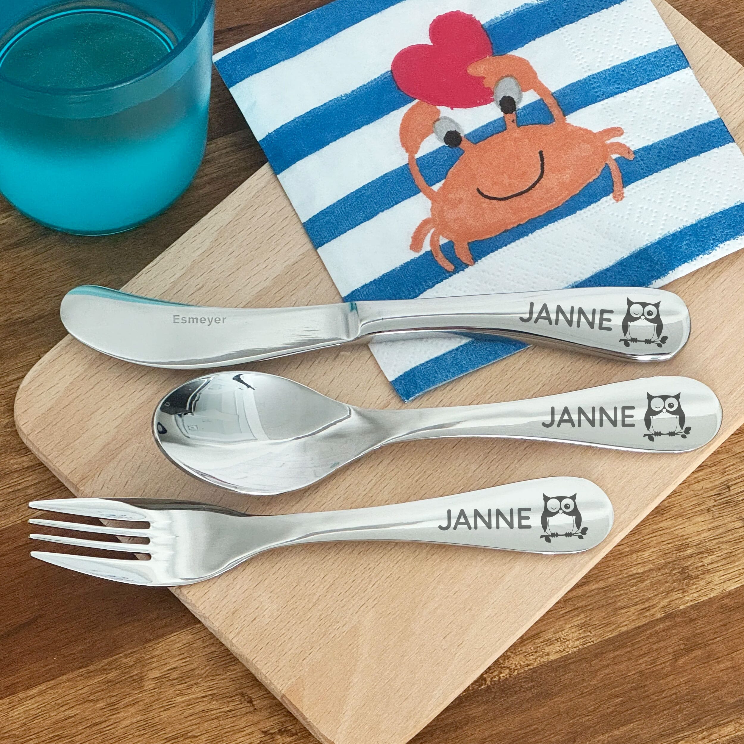 Ein 3-teiliges Kinderbesteck-Set von Esmeyer mit individueller Gravur, bestehend aus Gabel, Messer und Löffel aus Edelstahl.