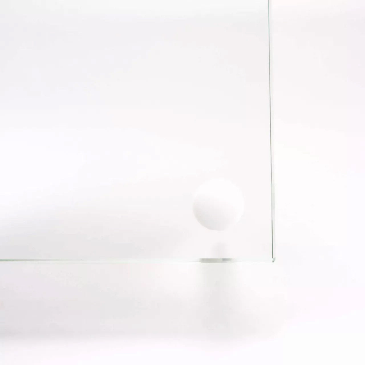 Vier weiße Zierkopfschrauben-Set zur Schilderbefestigung, 13 mm, vorderansicht, ideal für stabile Schildmontage