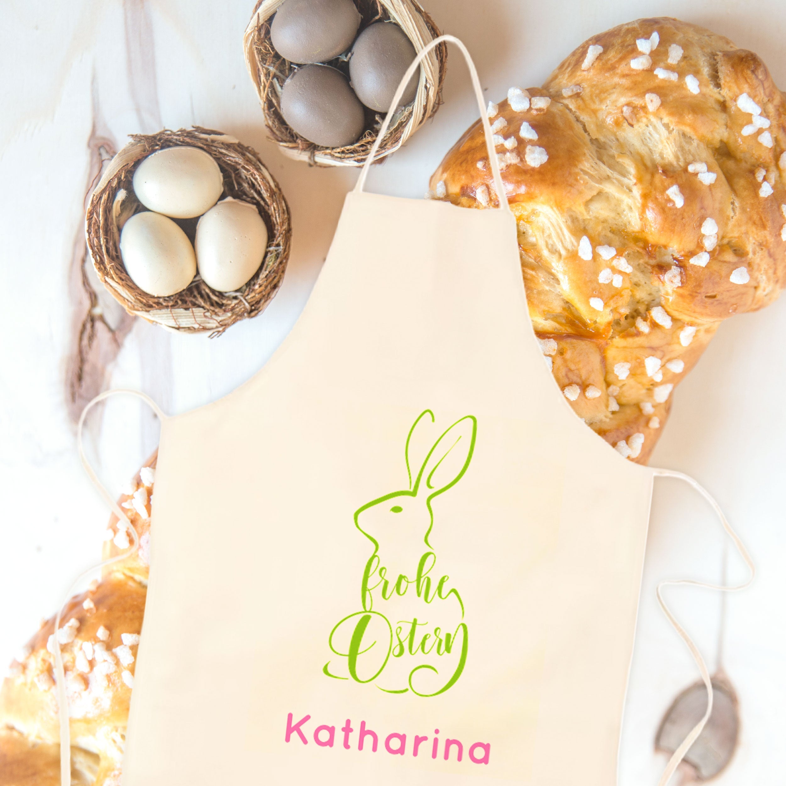 Bunte Schürze mit Ostermotiv und individuellem Druck von kinder-druckerei.de für Kinder, ideal für kreative Osteraktionen.