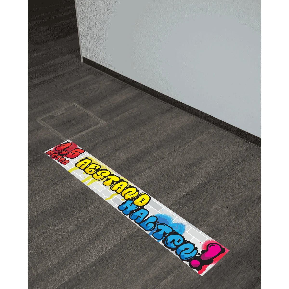 Graffiti-Fußbodenaufkleber "Abstand halten" in 1000x150 mm, aufkleberdrucker.de, mit buntem Graffiti-Design auf glattem Boden.